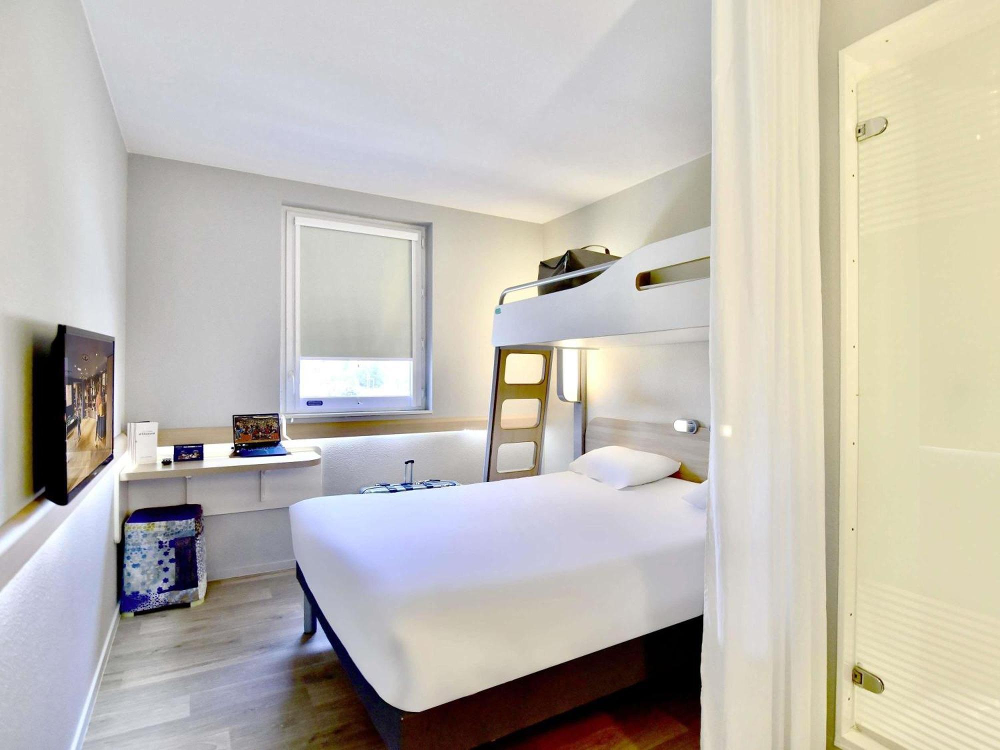 Triple Room One Double Bed One Bunk Bed,1758405795:JPEG