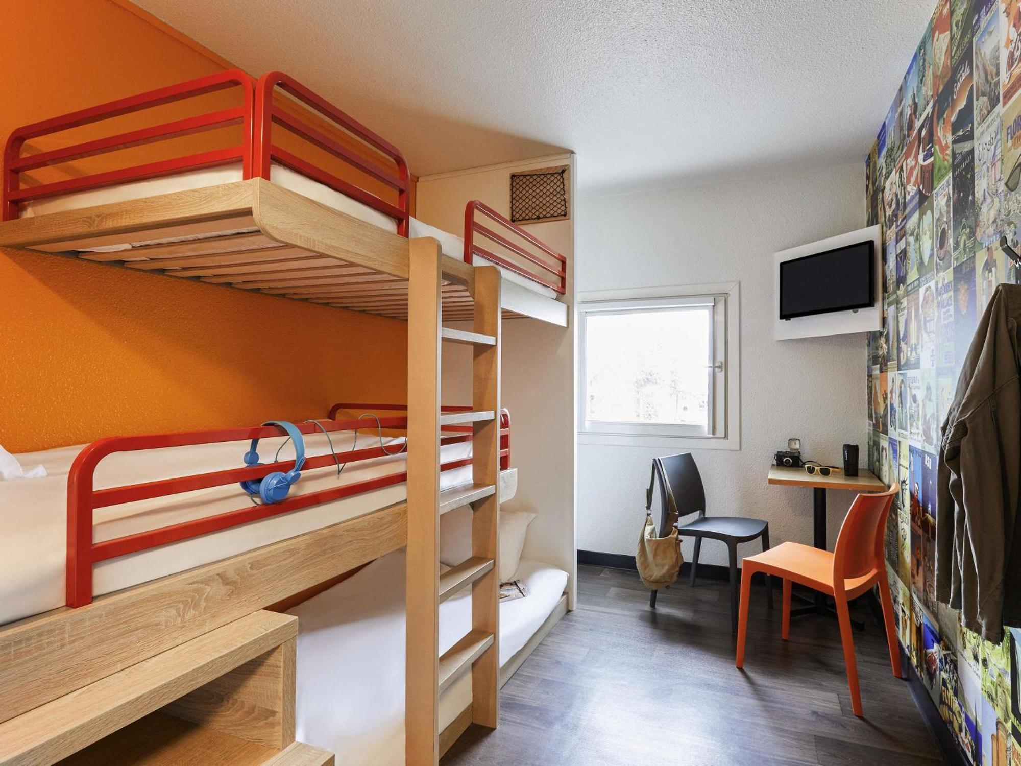 Chambre Break avec 3 Lits Simples Superposés et Salle de Bains Commune