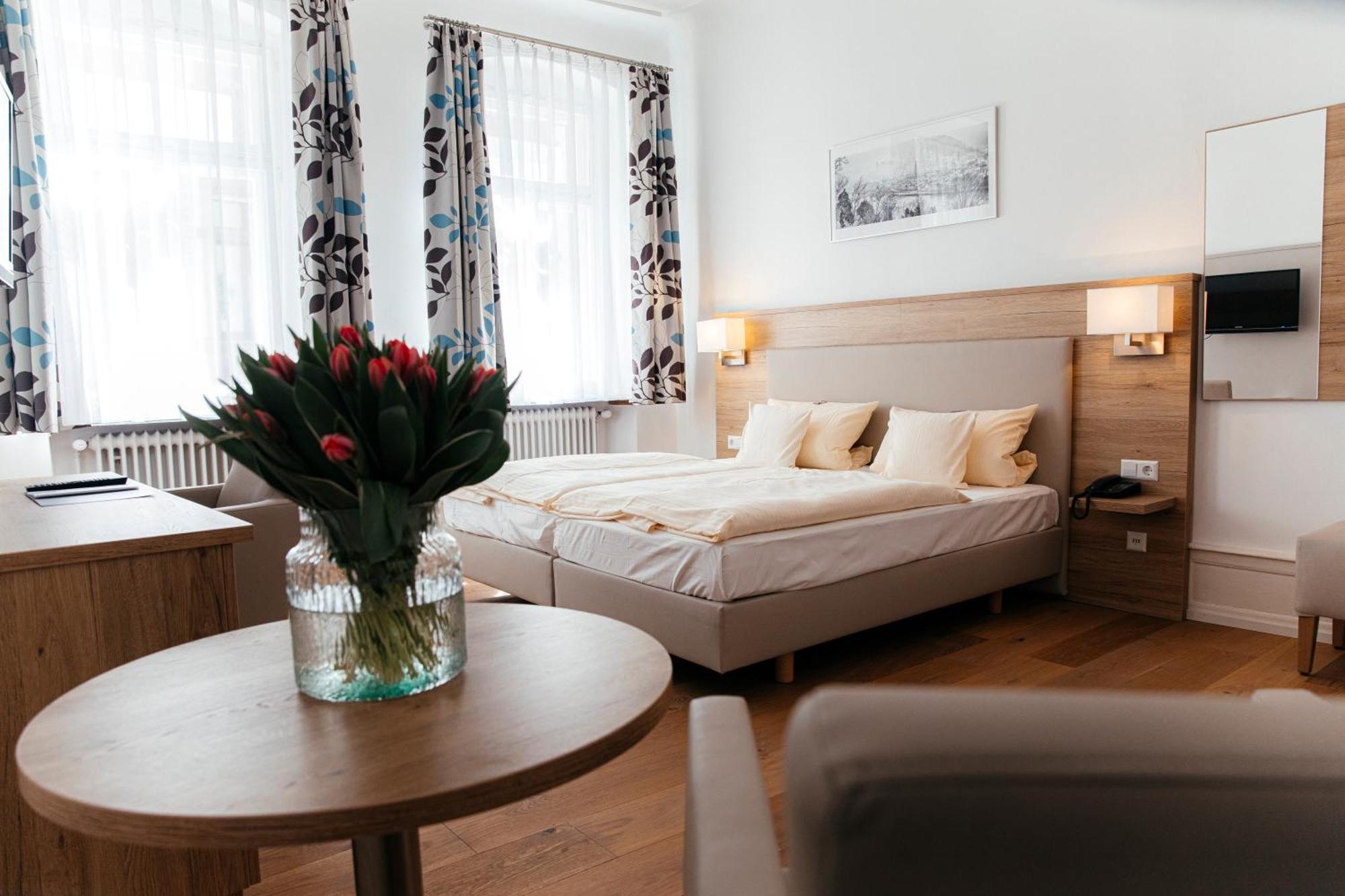 Großes Doppel-/Zweibettzimmer