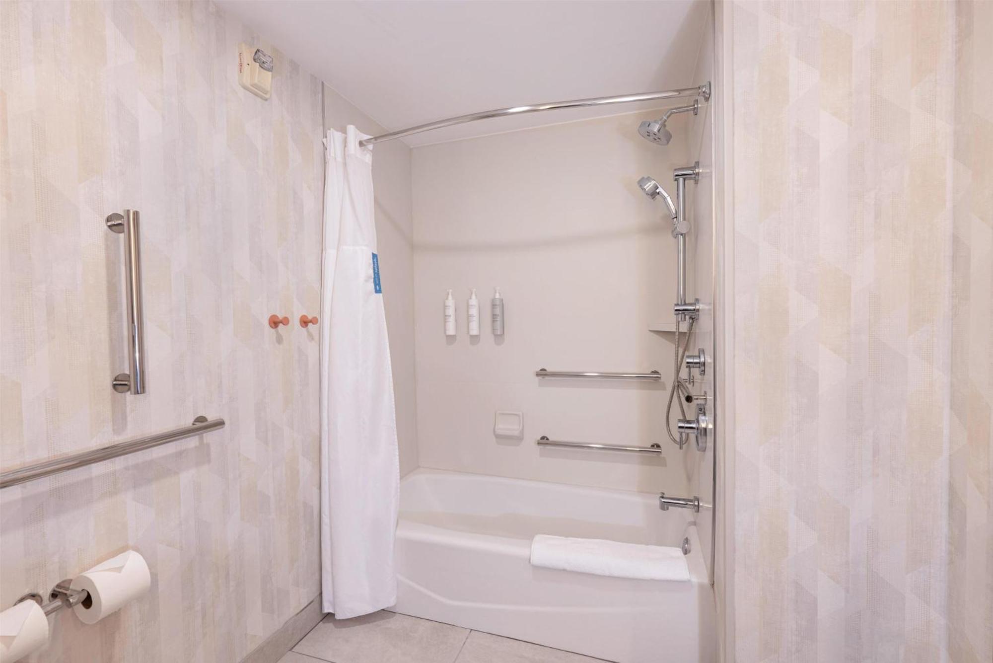 King Room Accessible Tub Mobility Hearing Access or Non-Smoking,1705578026:JPEG