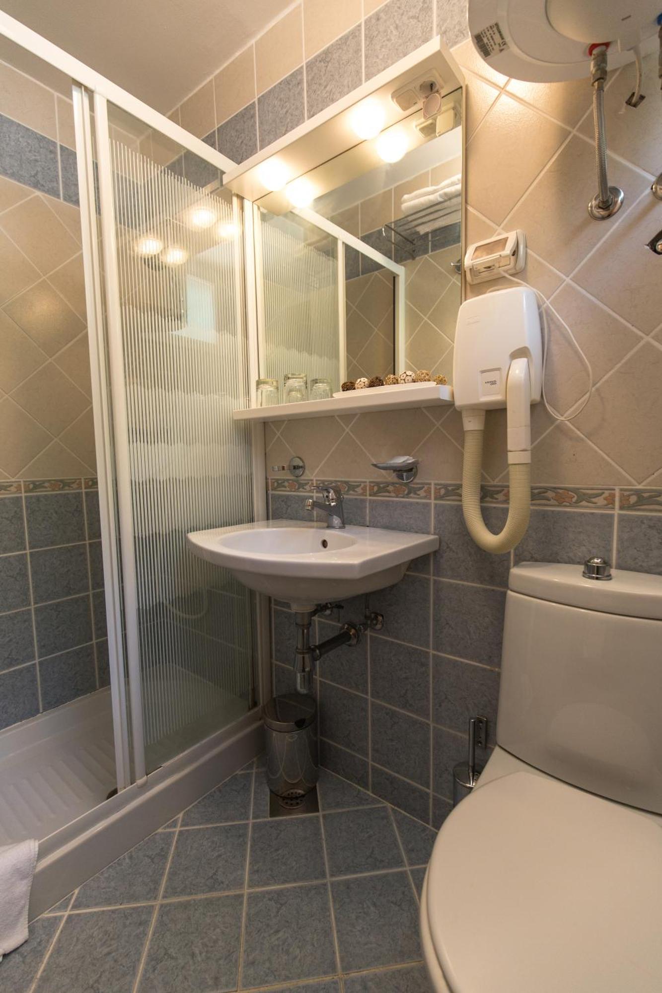 Superior One-Bedroom Apartment Park View