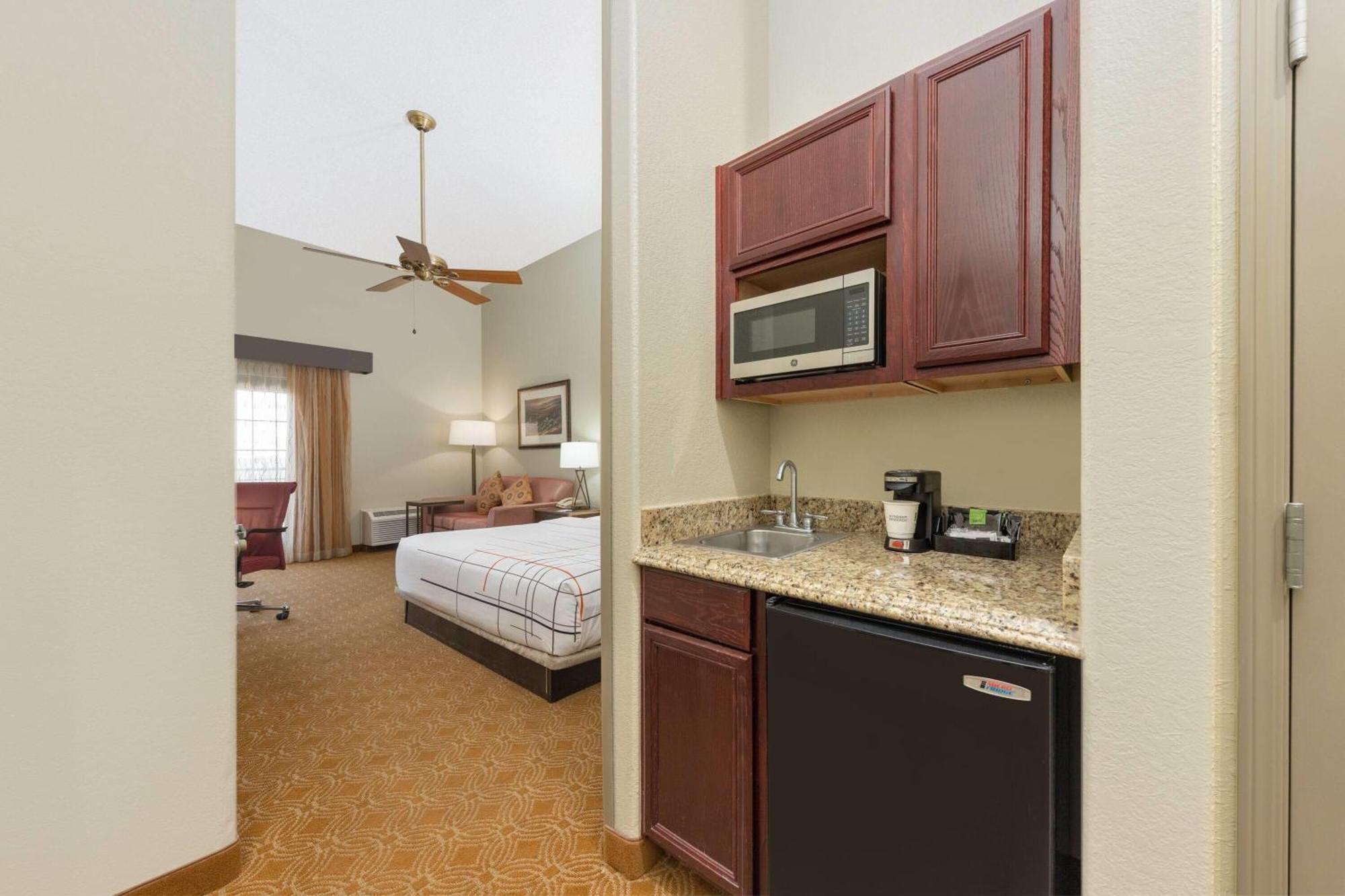 Deluxe King Room with Balcony and Lake View - 2nd Floor