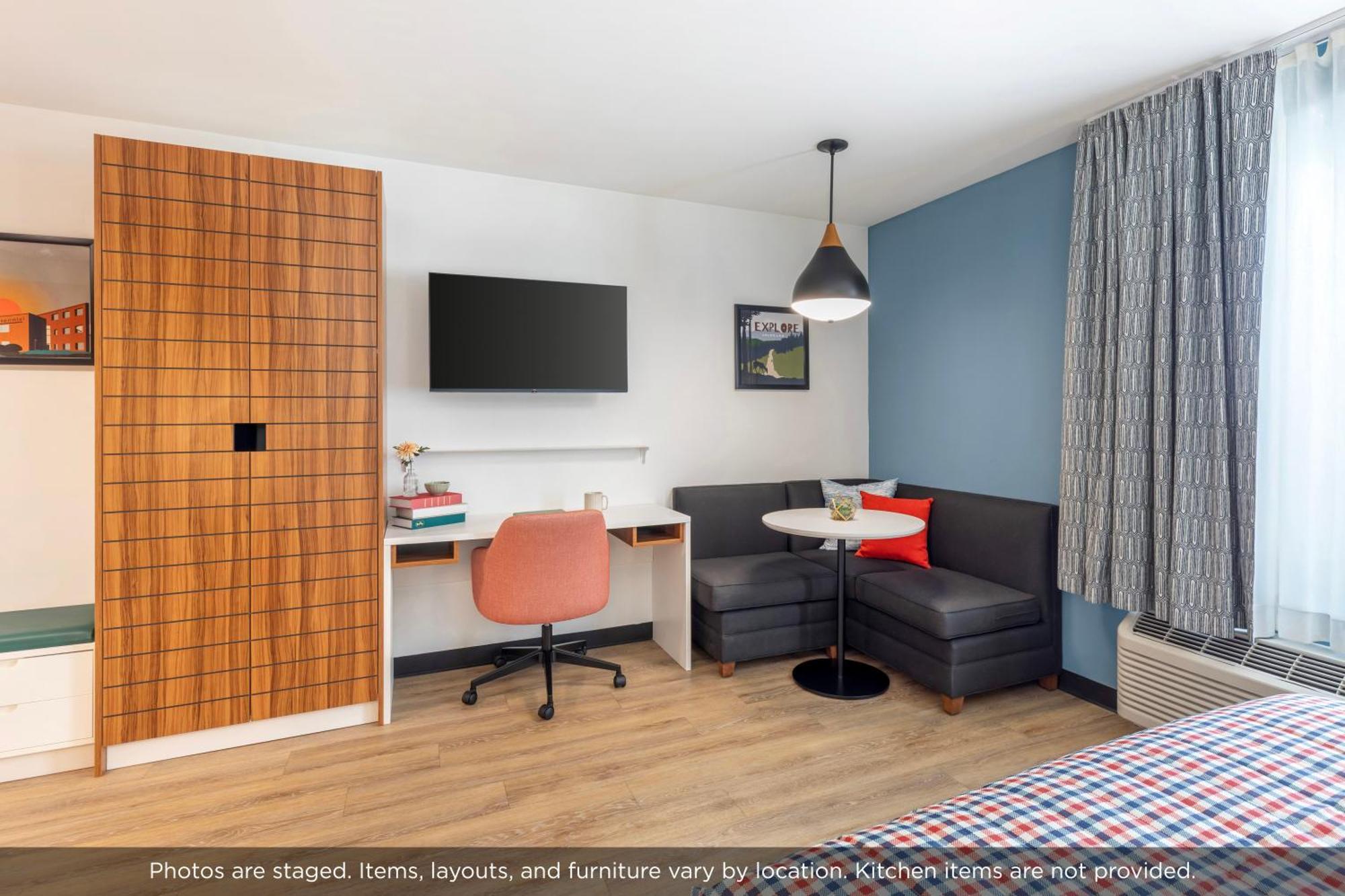 1 Queen Bed Non-Smoking Studio w/ Kitchen