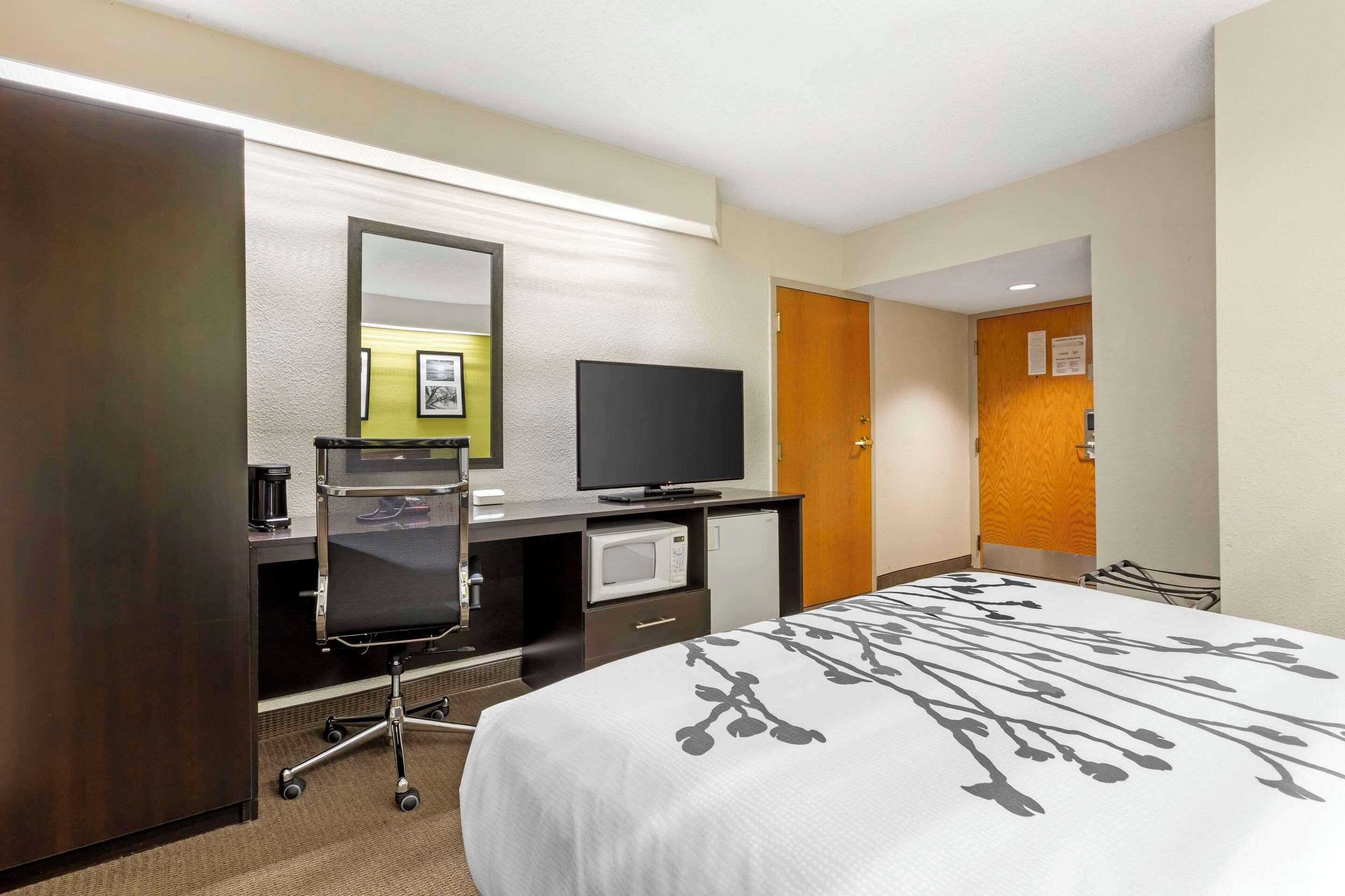 Queen Room with Roll-In Shower - Mobility Accessible/Non Smoking