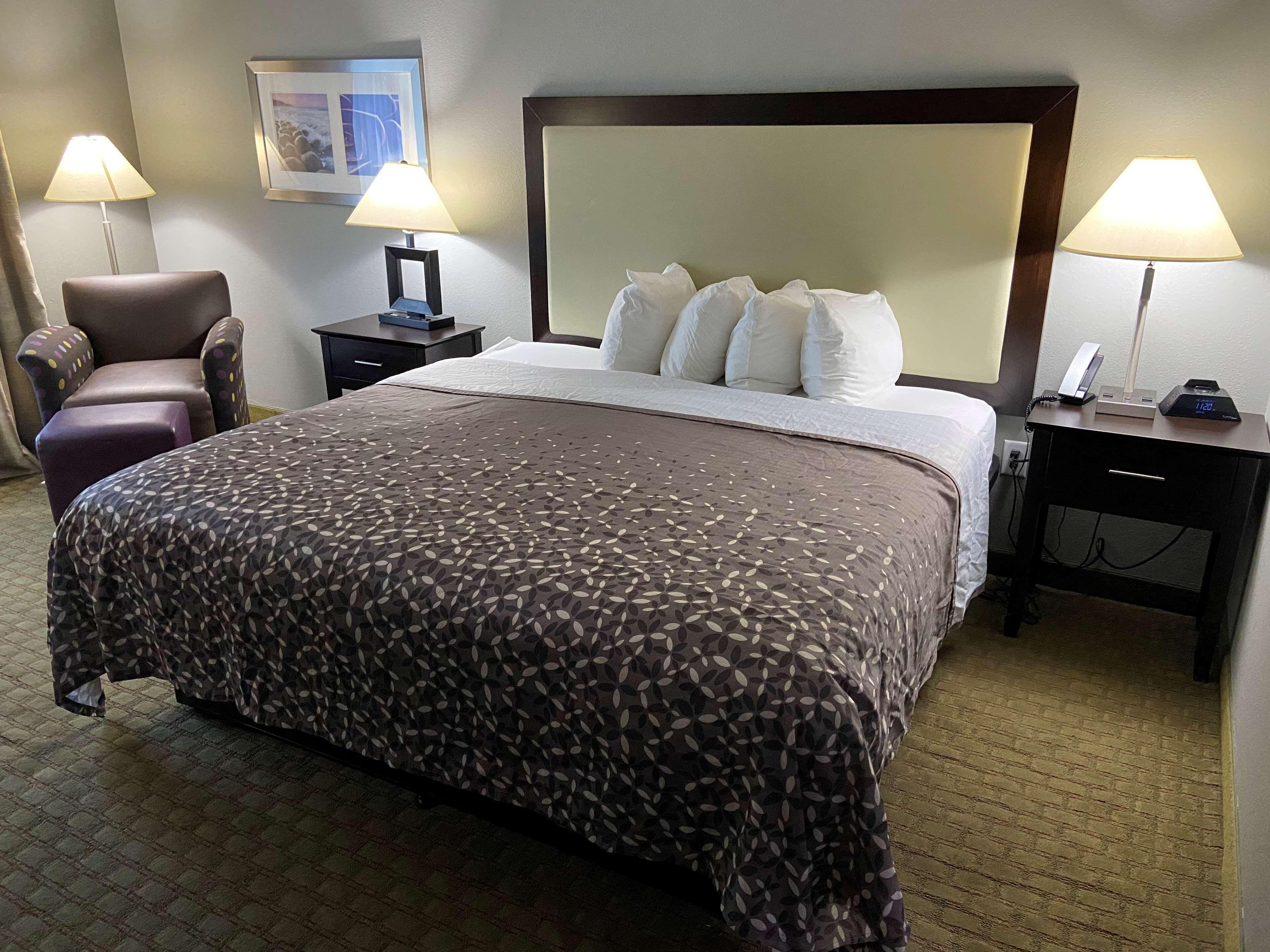King Room with Roll-in Shower - Disability Access/Non-Smoking