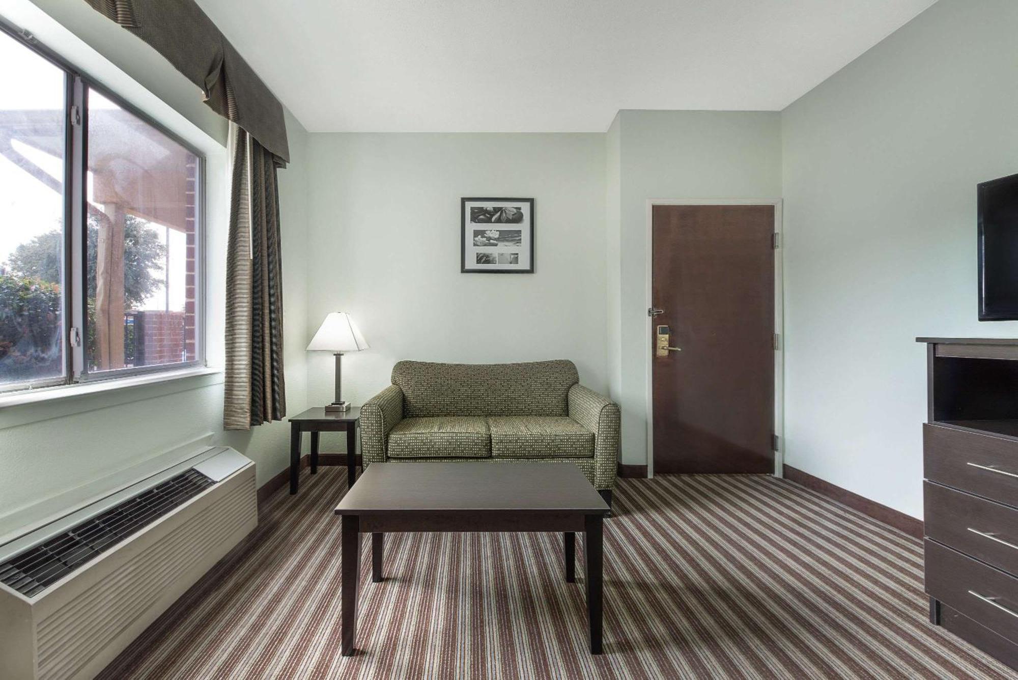 Queen Room Two Queen Beds Bath Tub Mobility or Hearing Accessible Non-Smoking