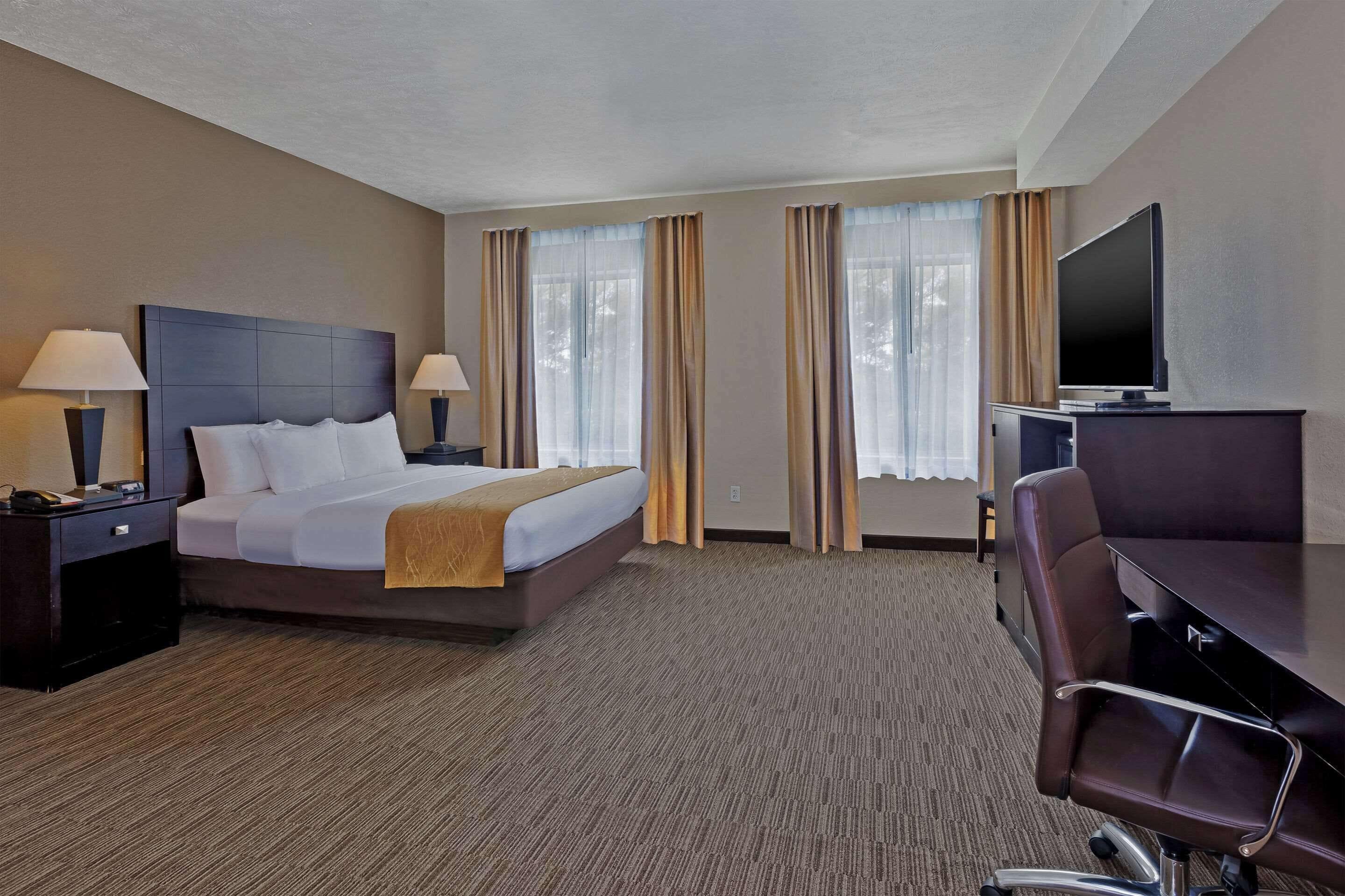 Deluxe King Suite with Queen Bed- Non-Smoking