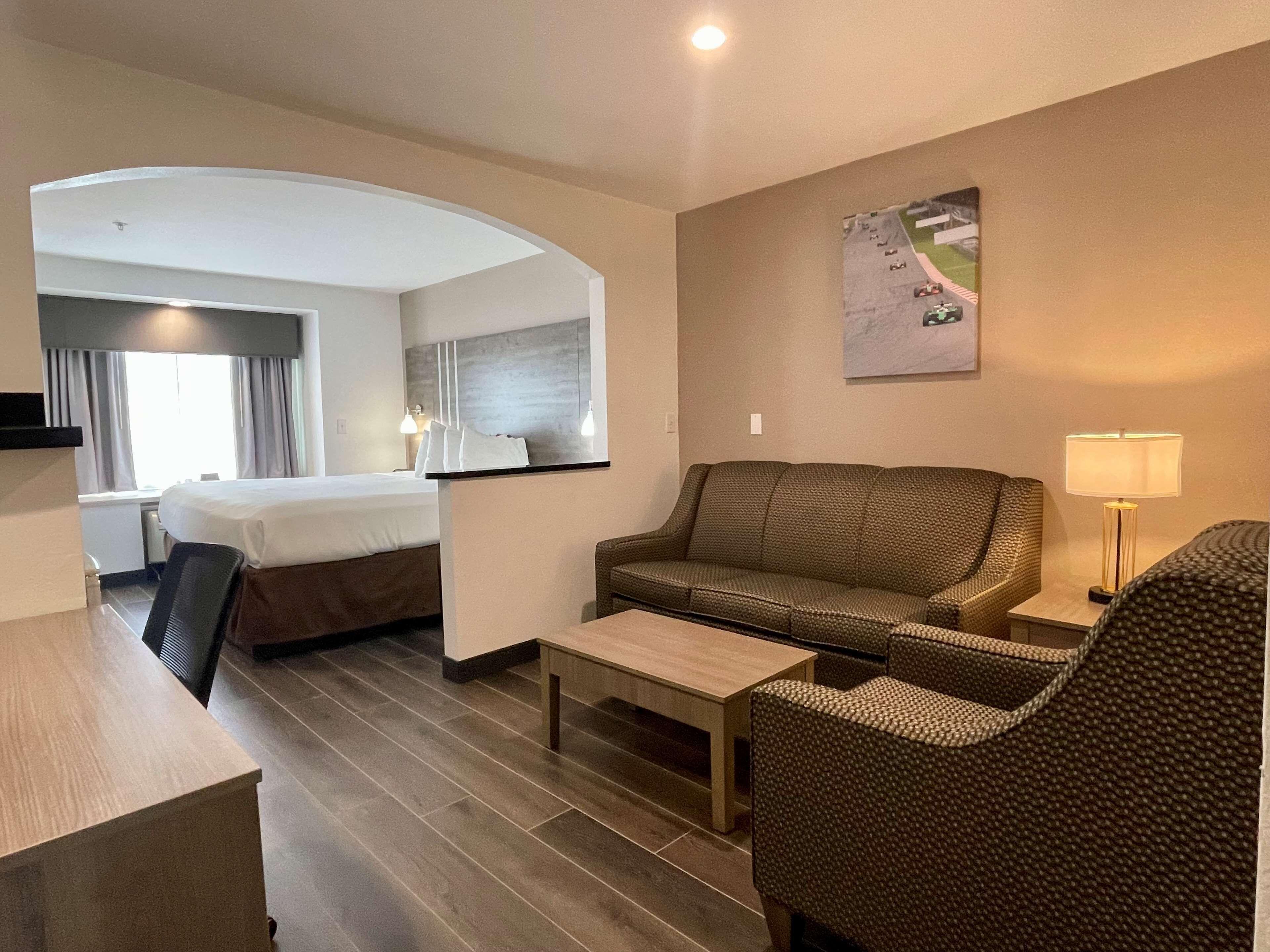 King Room with Roll-in Shower - Disability Access/Non-Smoking