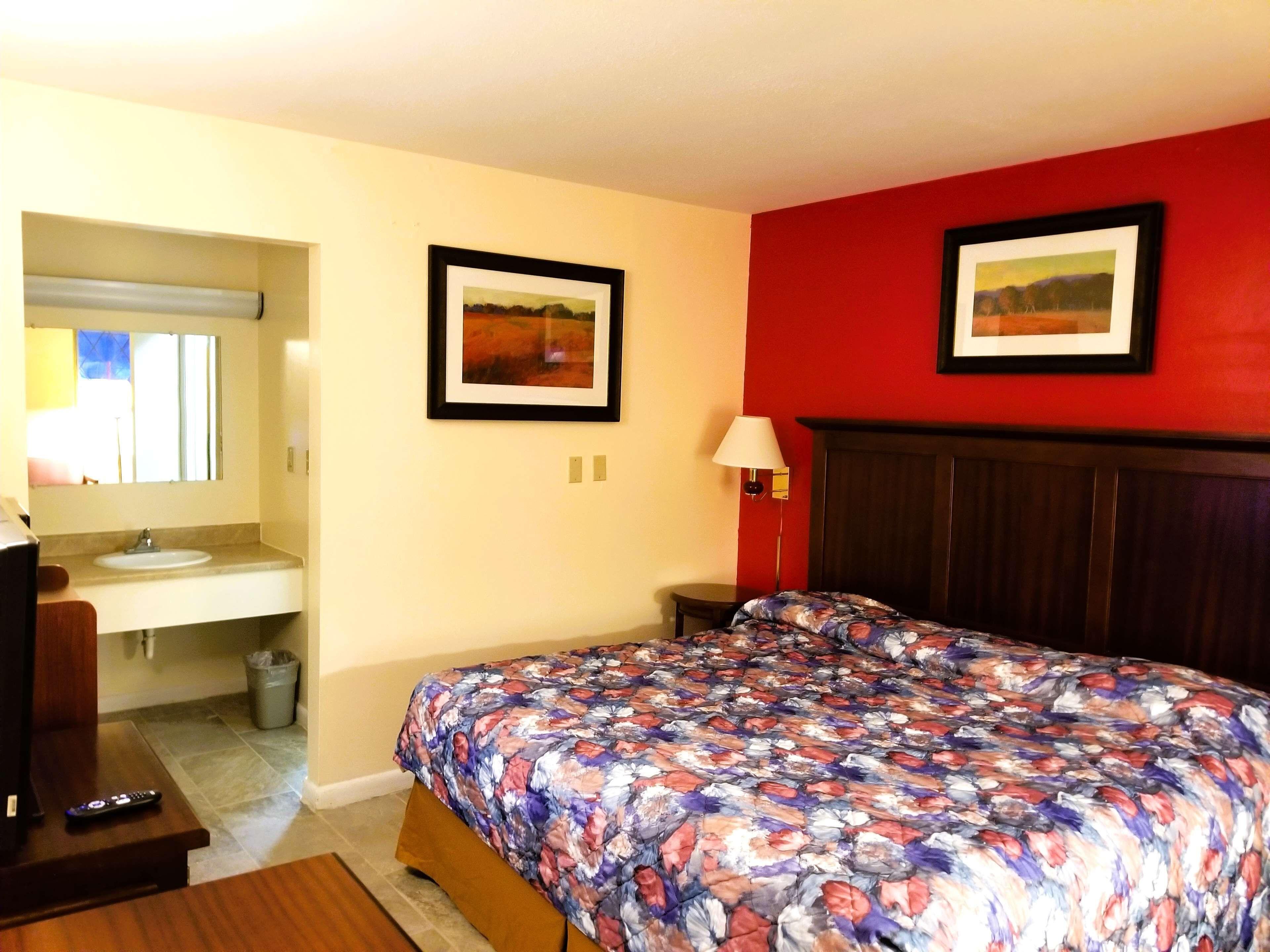 1 King Bed Non-Smoking