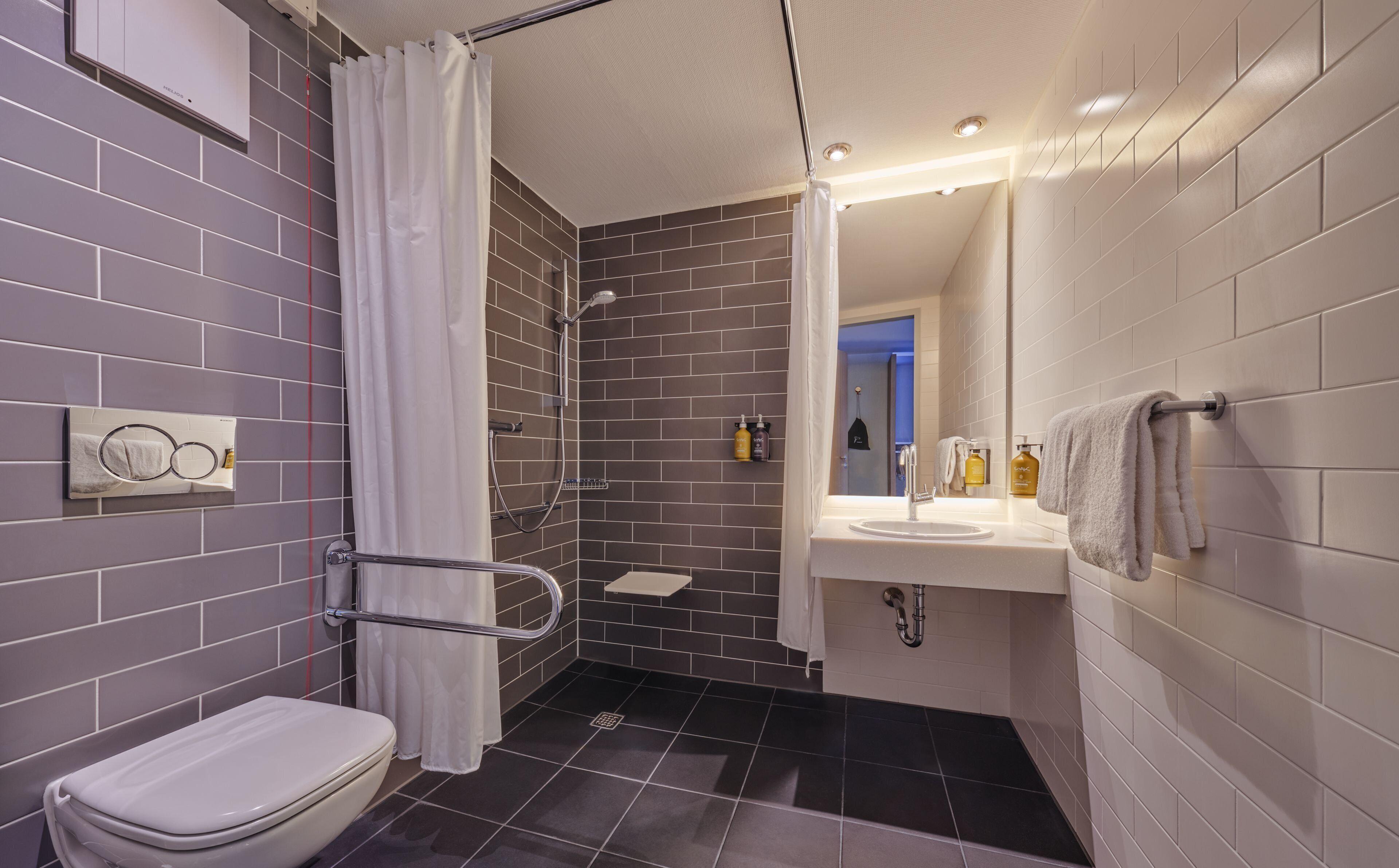 Standard Queen Room Disability Access