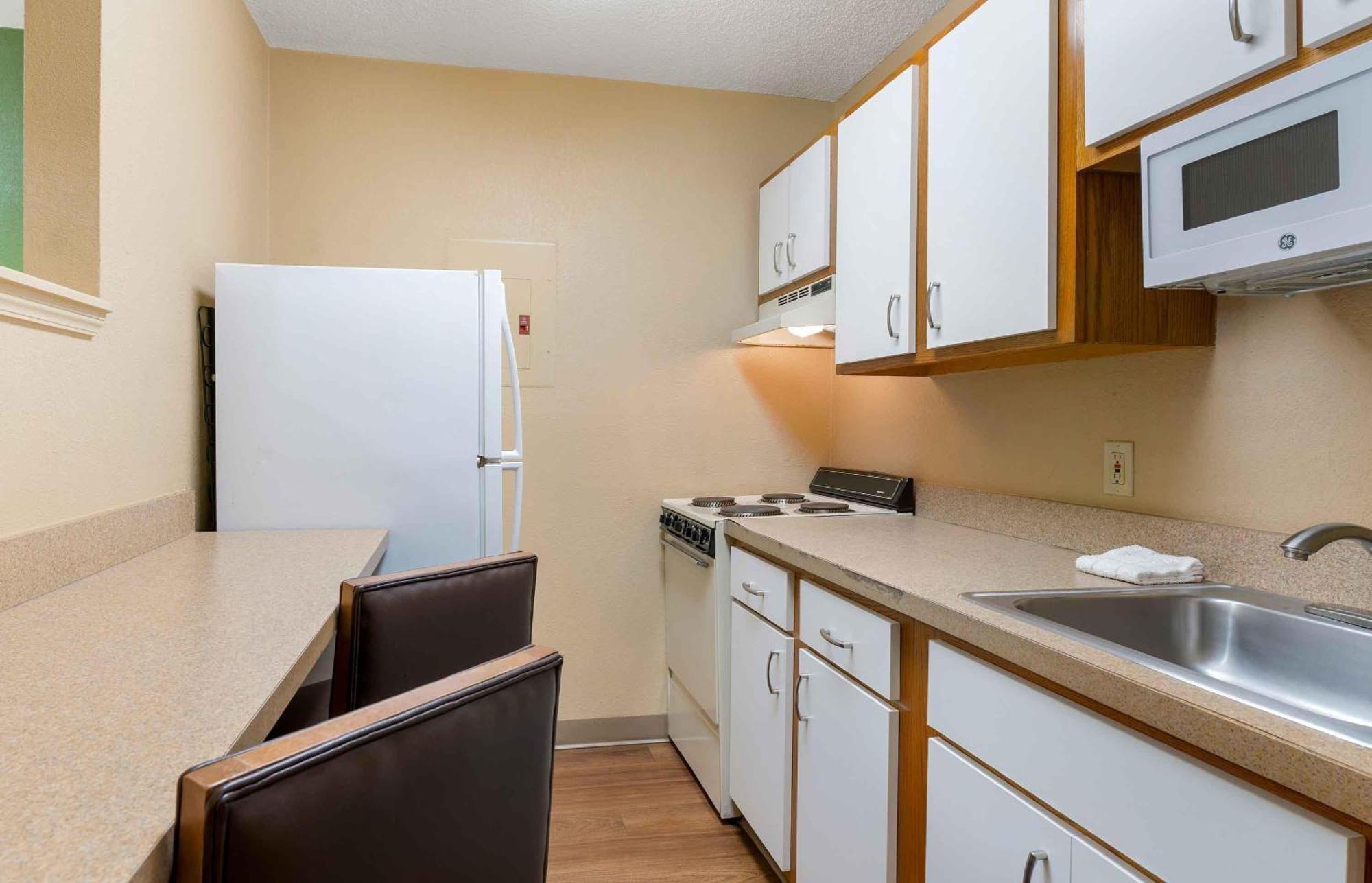 Deluxe Studio with 1 Queen Bed - Non-Smoking