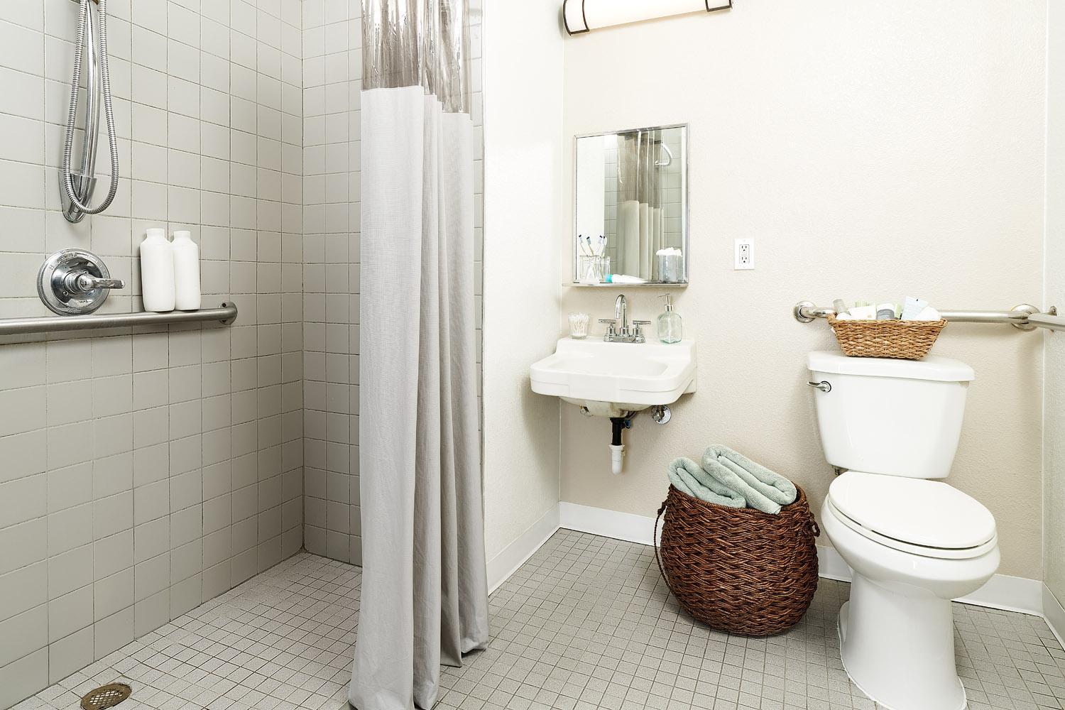 Premium Fully Renovated- 1 Queen Bed Accessible w/ Kitchen