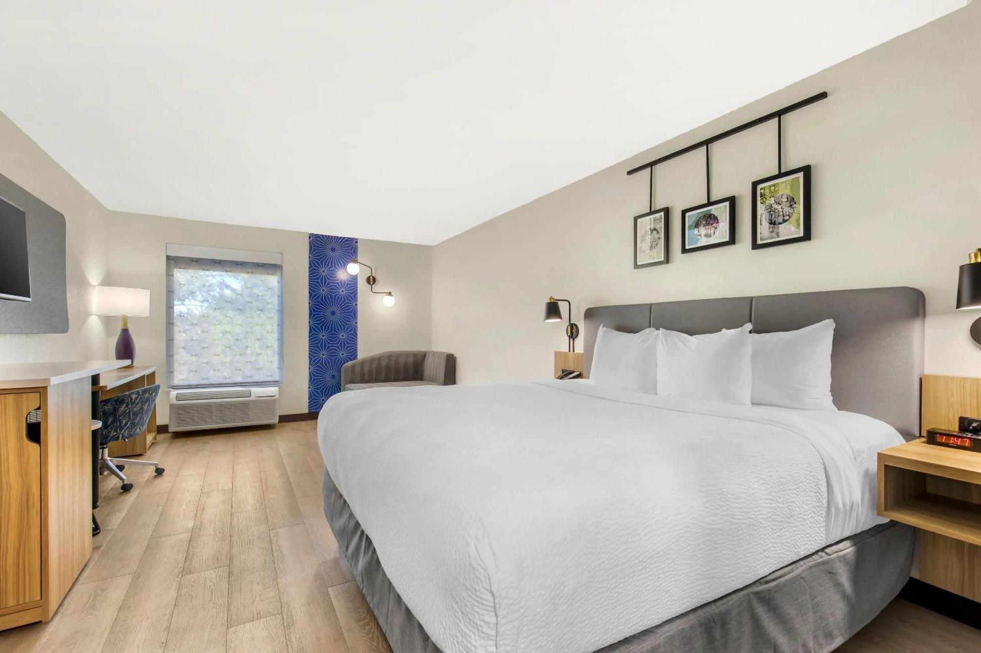 King Room with Roll-In Shower - Disability Access/Non Smoking