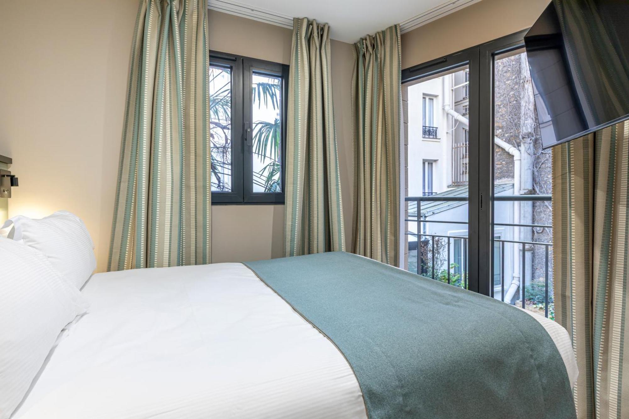 Classic Queen Room Garden View