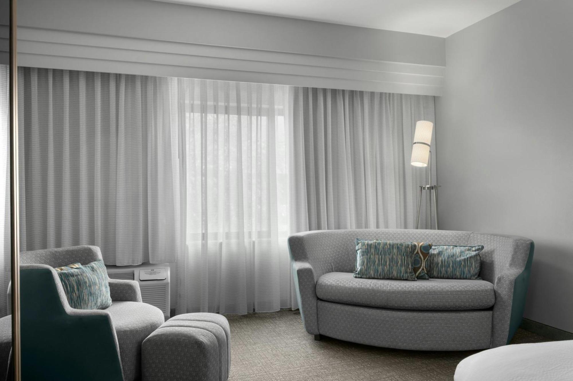 Large Queen Room Two Queen Beds Sofa Bed,1722915854:JPEG