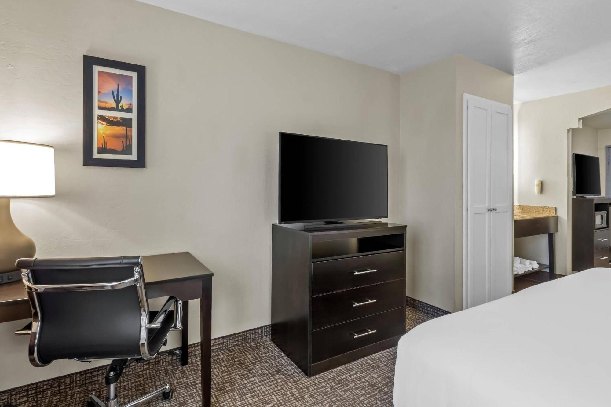 Premium King Suite with Living Room - Non-Smoking