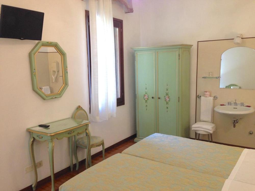 Double or Twin Room Private External Bathroom
