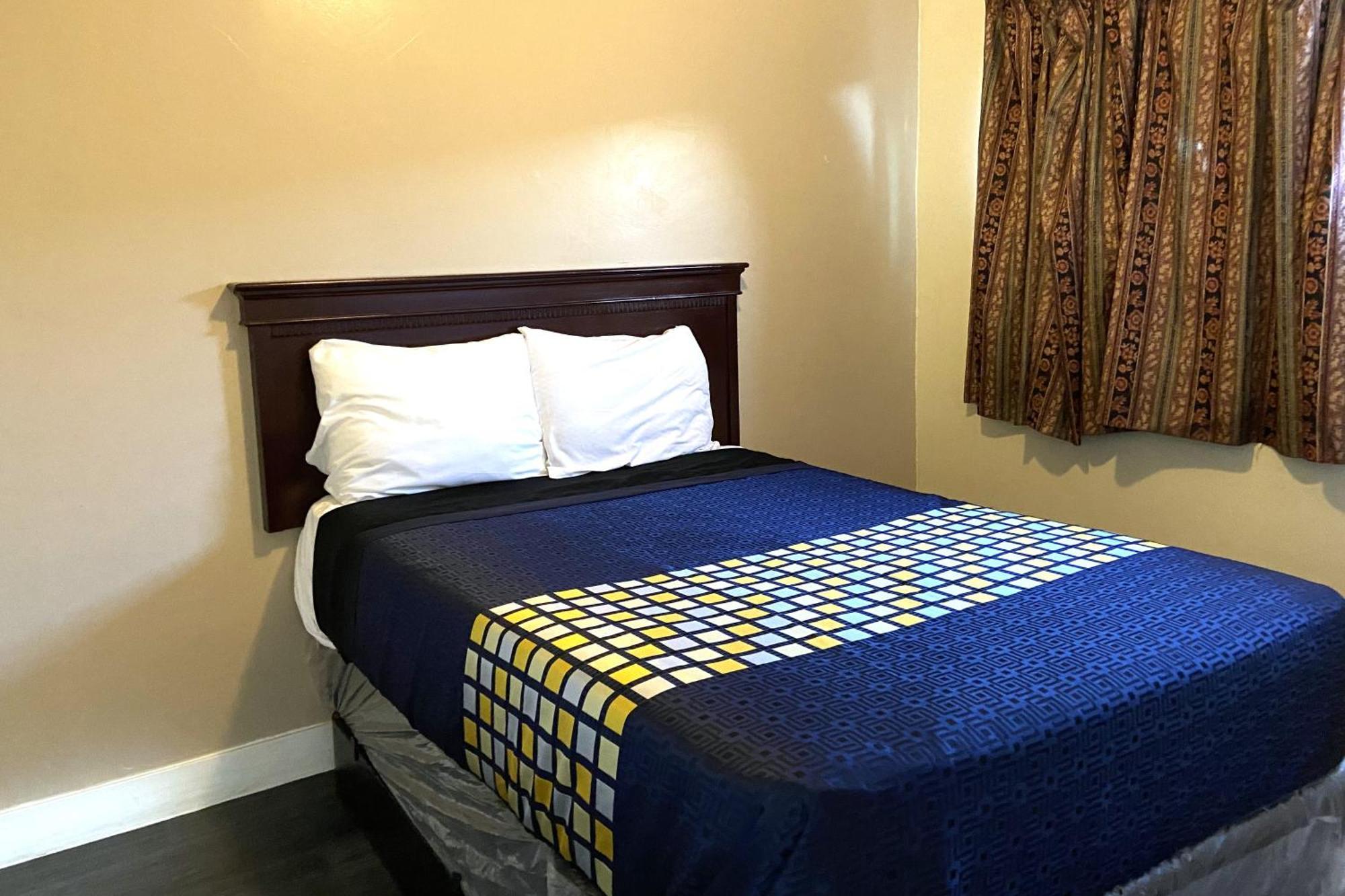 3 Queen Beds Smoking,1722997316:JPEG