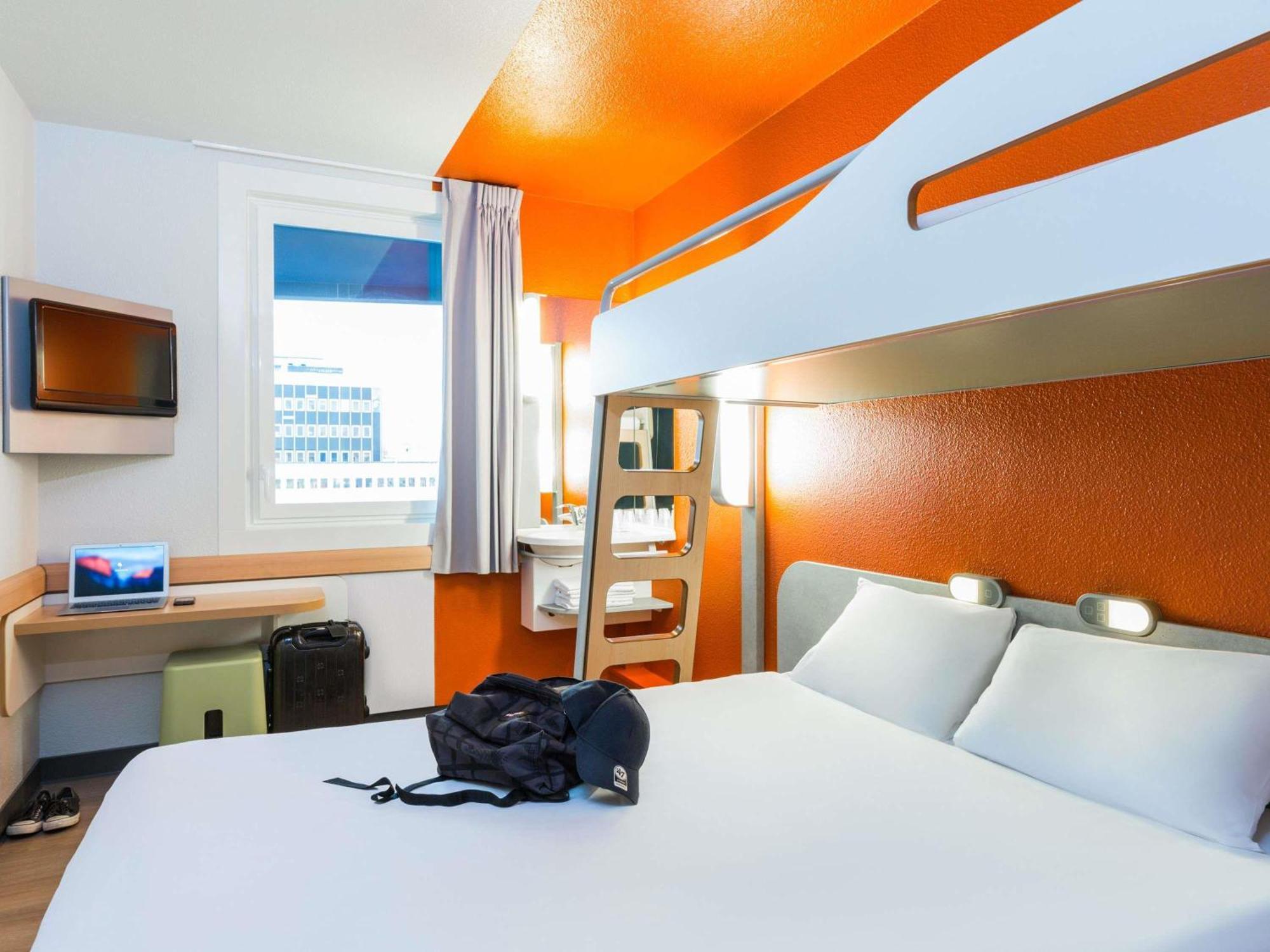 Triple Room One Double Bed One Bunk Bed,1730018757:JPEG