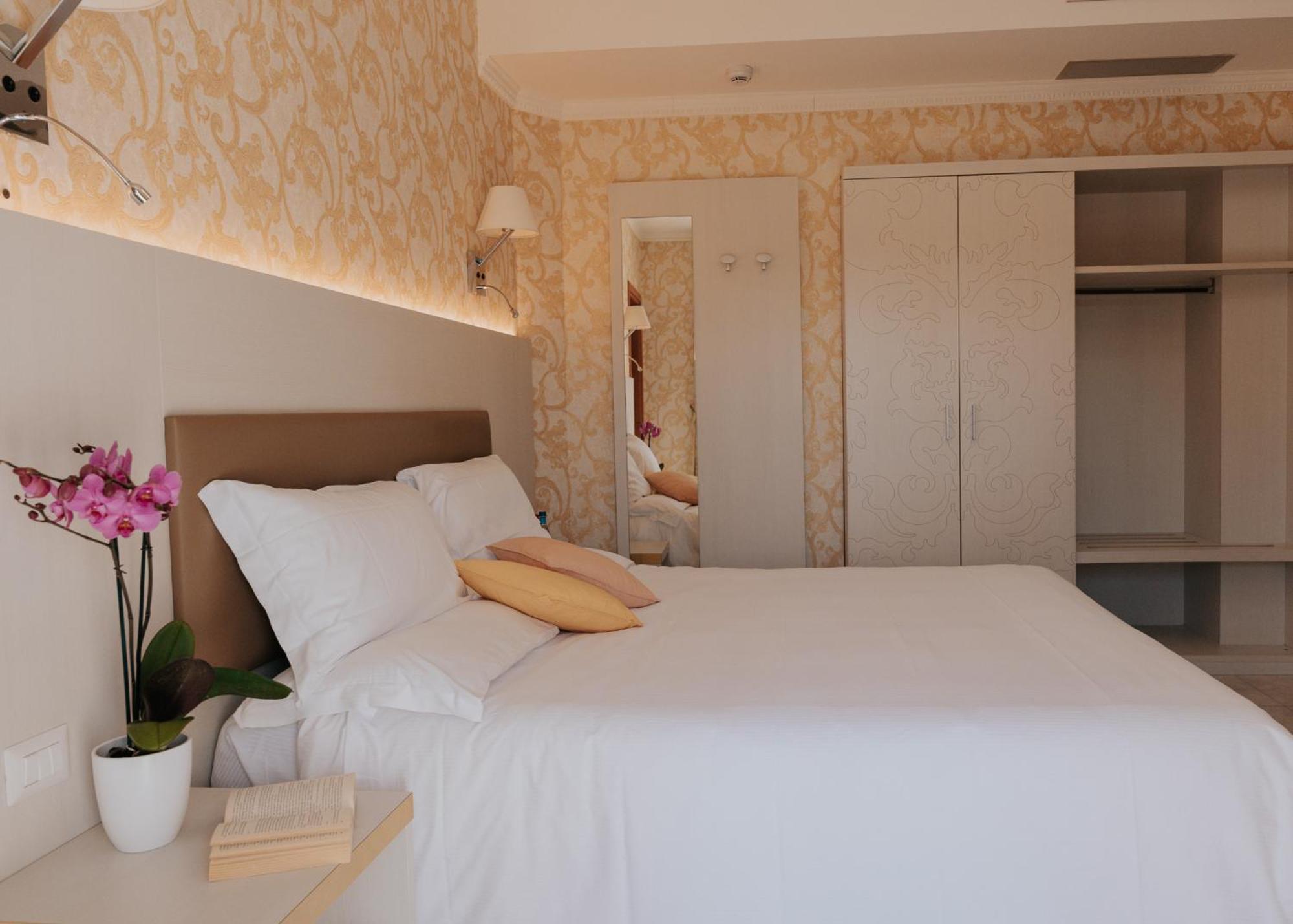 Deluxe Double or Twin Room with Lake View