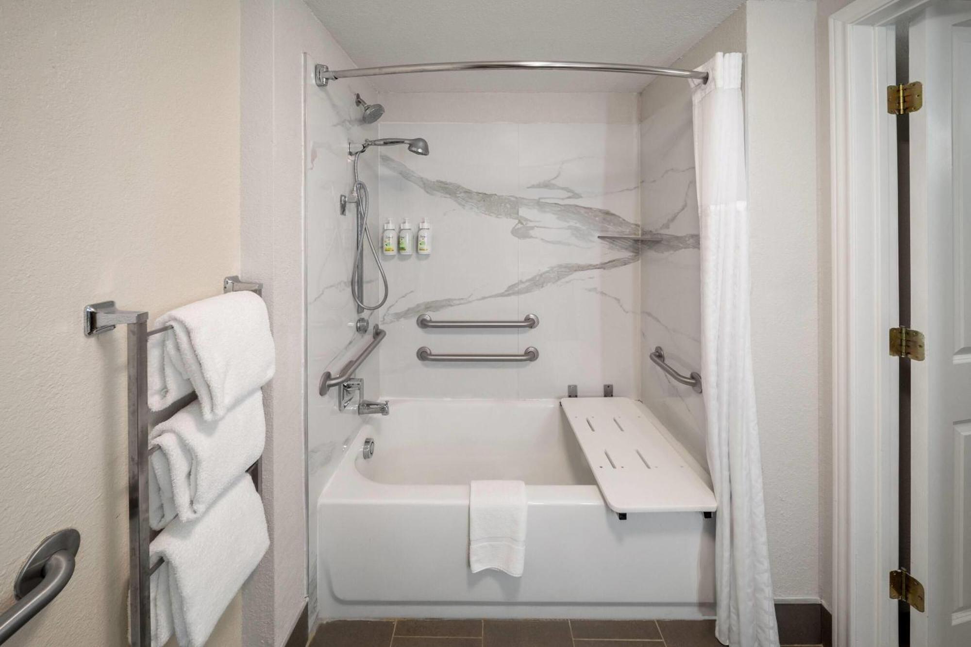King Room Bath Tub Mobility or Hearing Accessible Non-Smoking,1730065324:JPEG