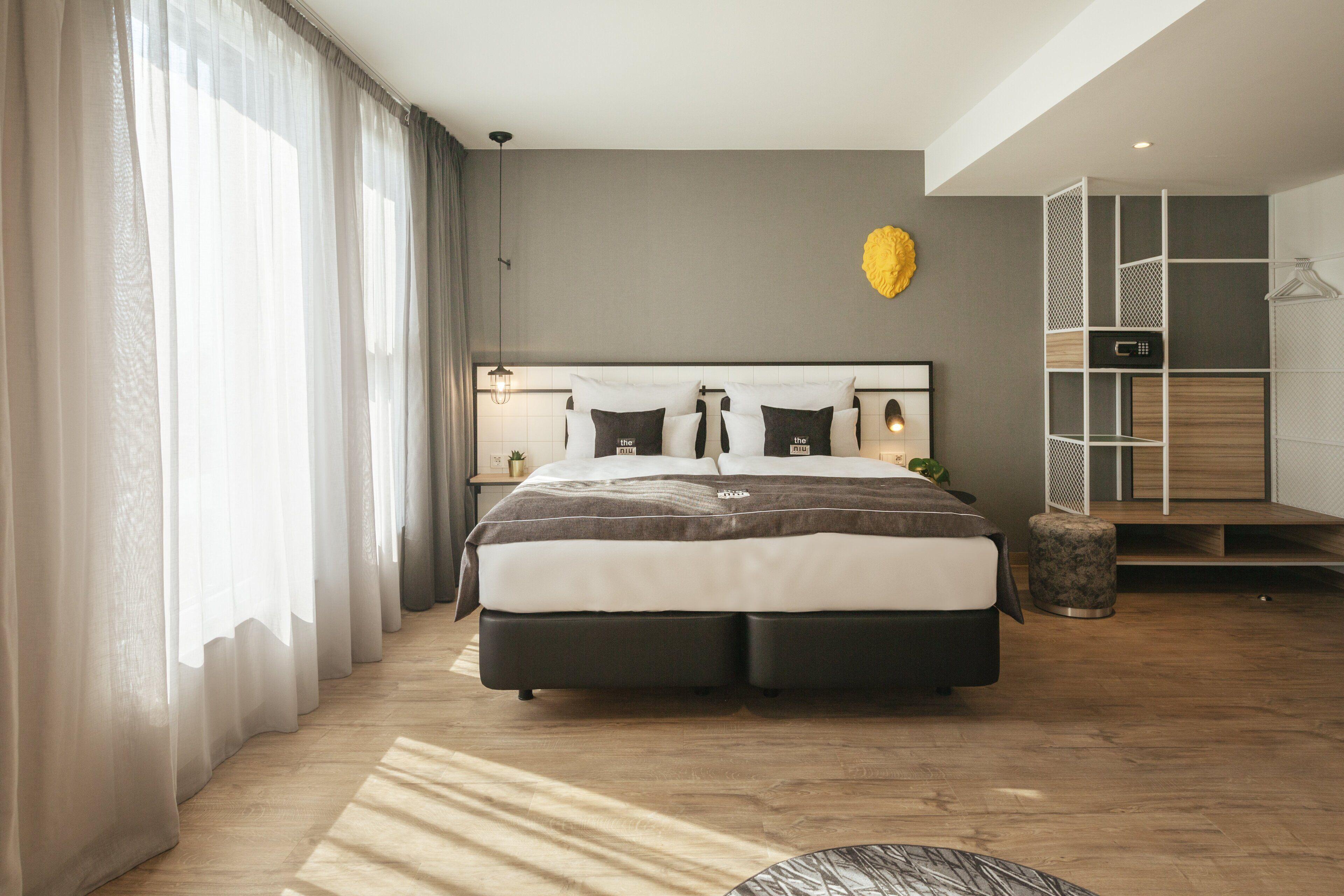 Premium Zimmer mit Queensize-Bett und Einzelschlafsofa