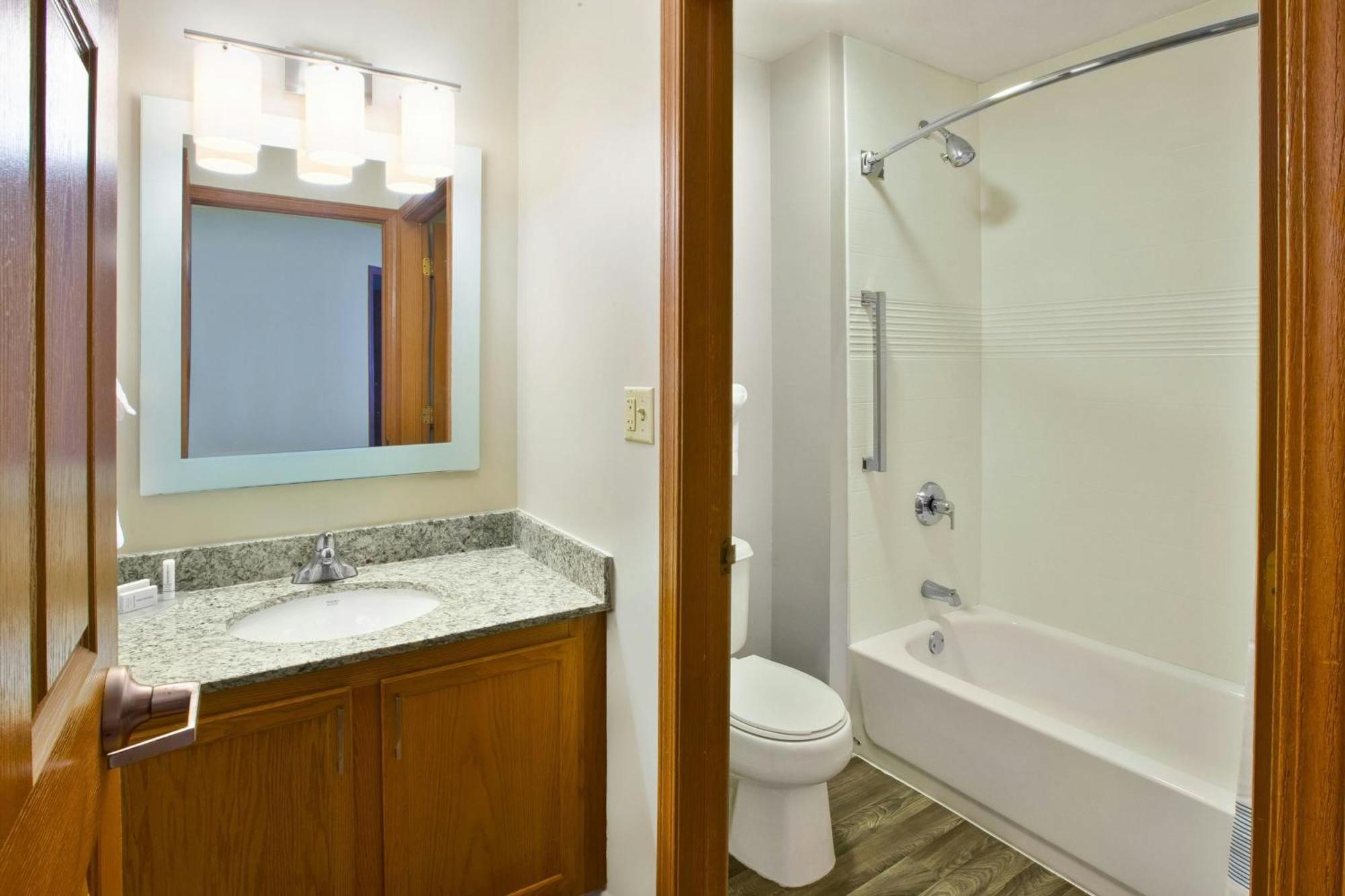 2 Bedroom 2 room Suite 2 Queen Beds sofabed
