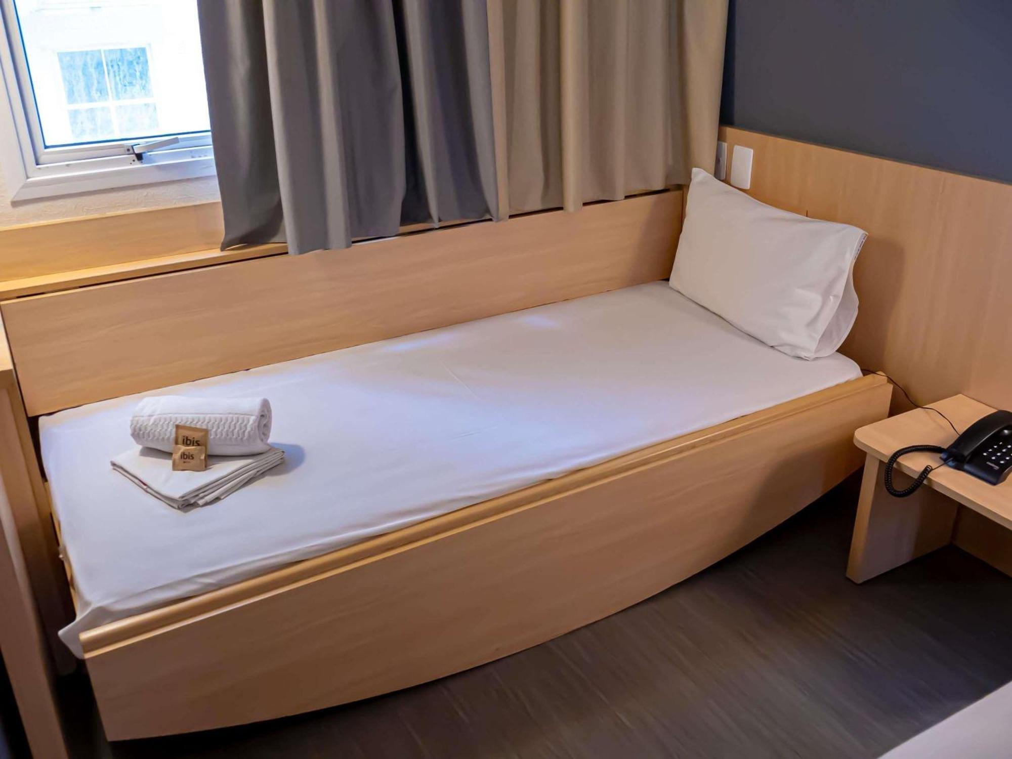 Quarto Duplo Standard com 1 Cama de Solteiro