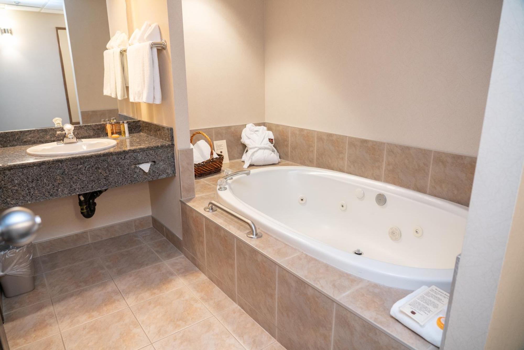 Superior Loft King Jetted Tub