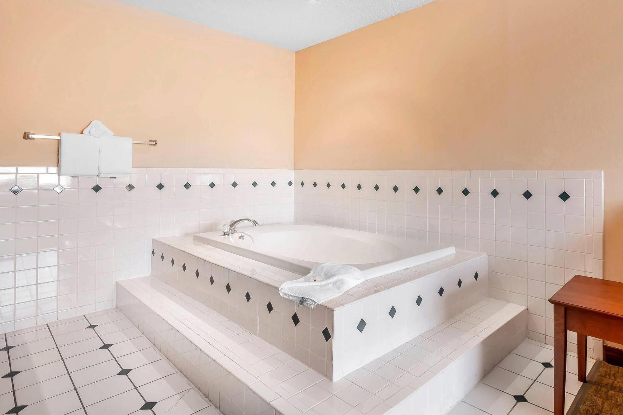 King Suite with Hot Tub - Non-Smoking