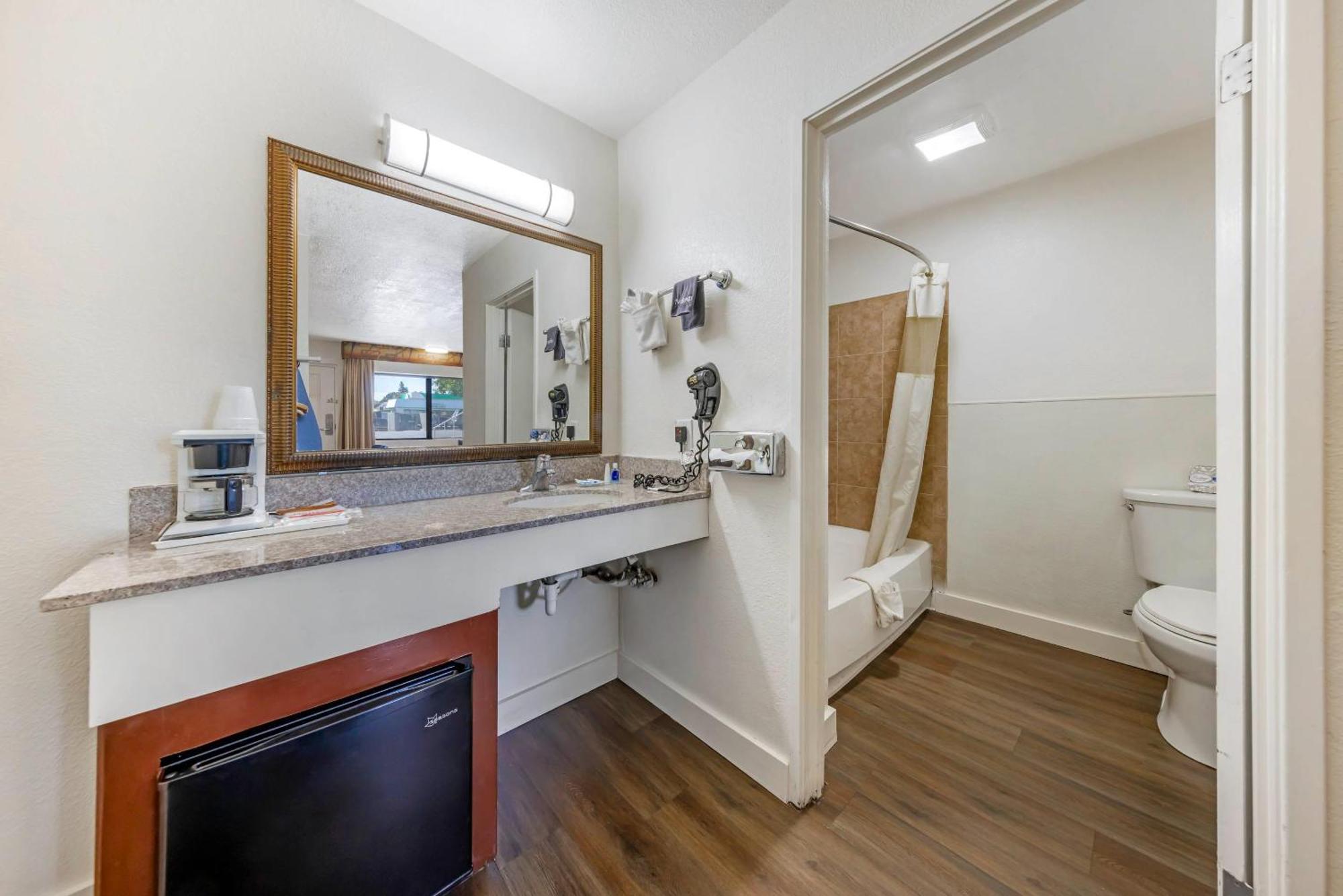 Queen Room - Disability Access/Non-Smoking