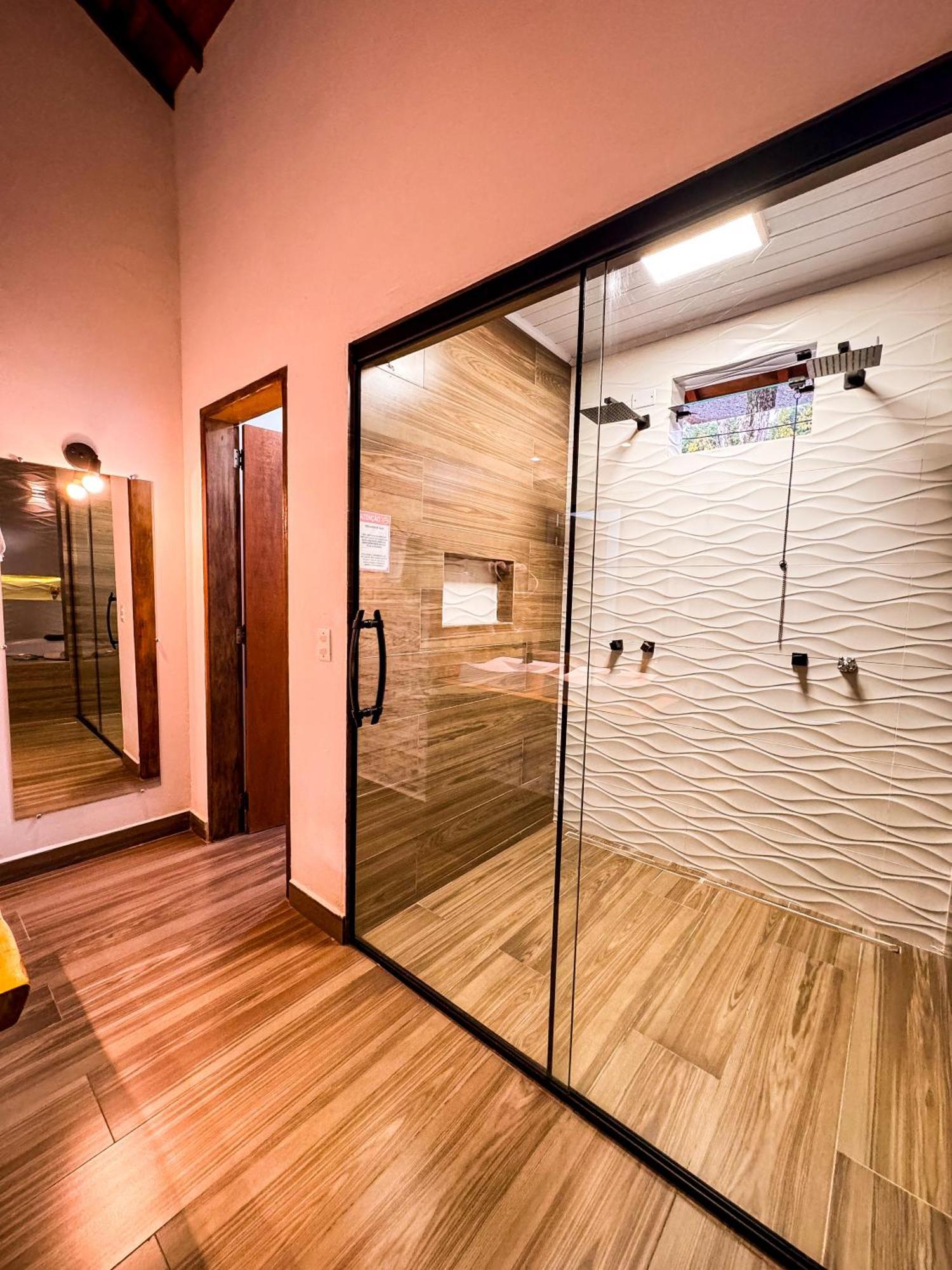 Quarto com Cama Queen-size e Banheira de Hidromassagem