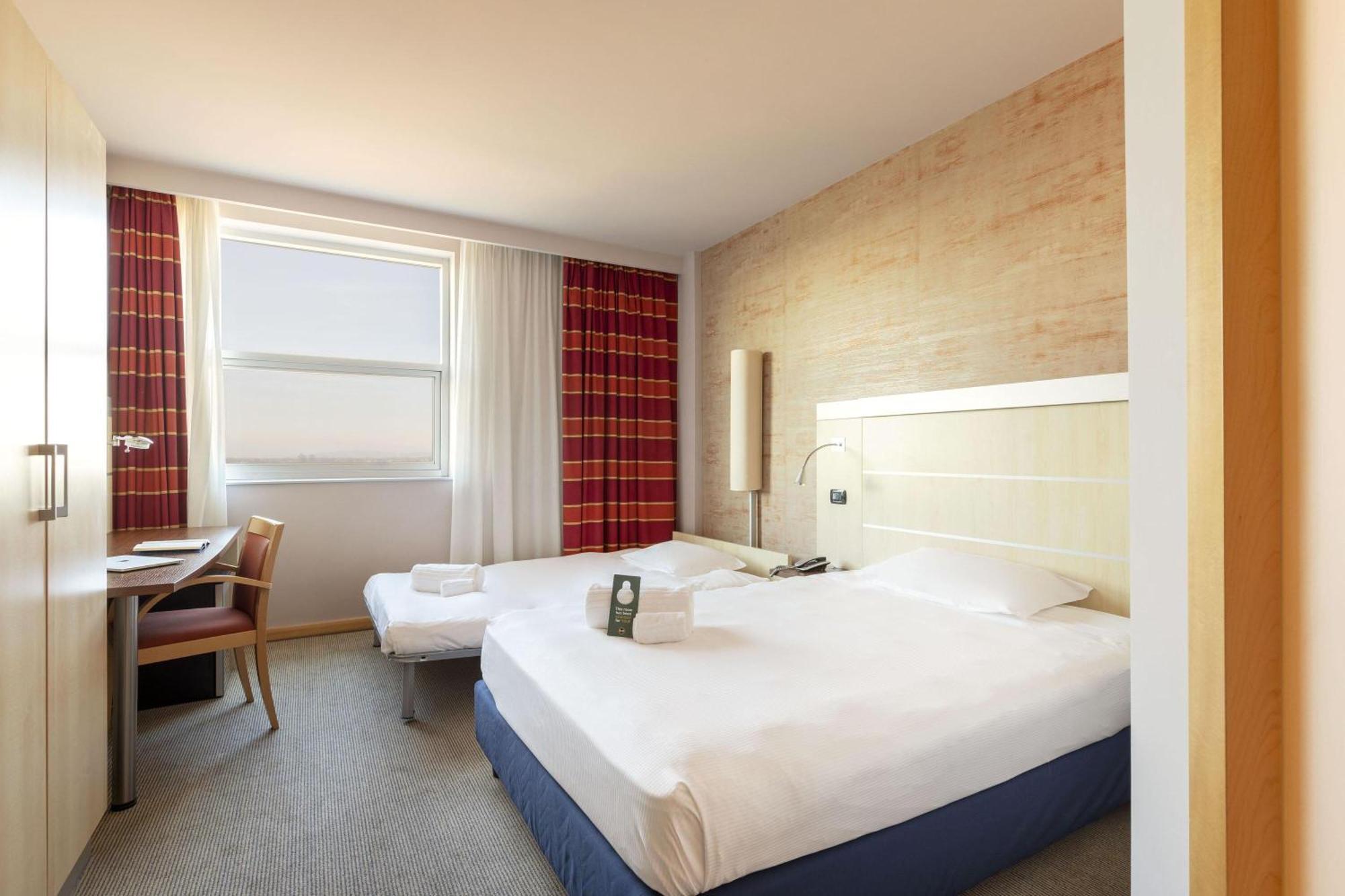 Twin Room,1742736408:JPEG
