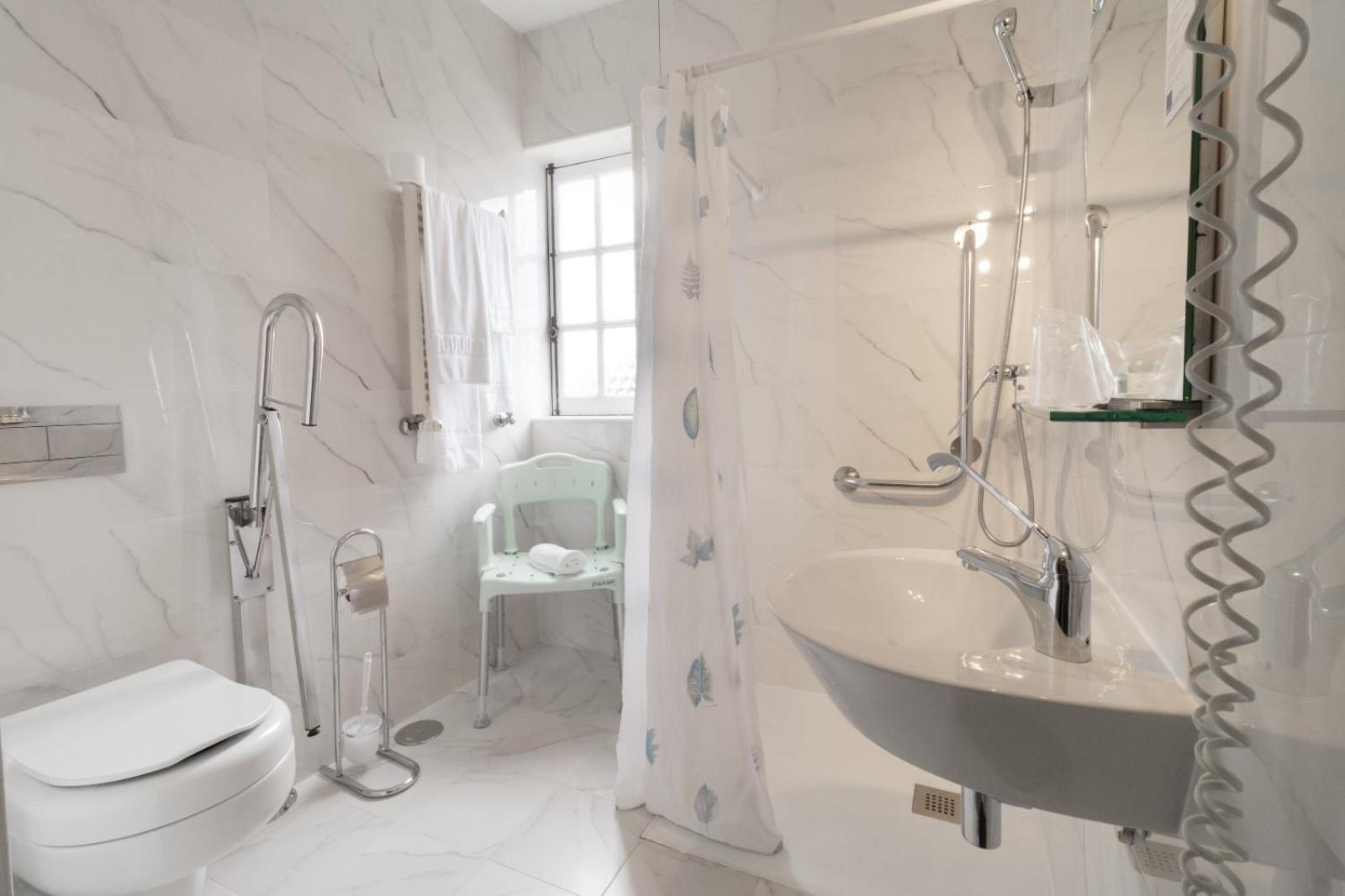 Double or Twin Room Disability Access,1742790934:JPEG
