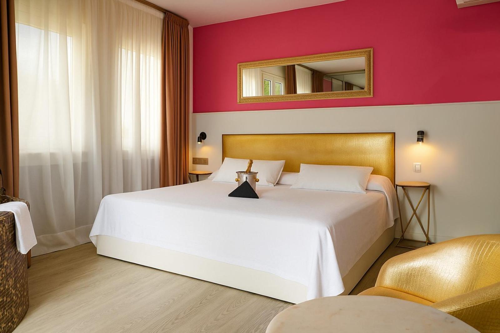 Suite con cama grande y balcón