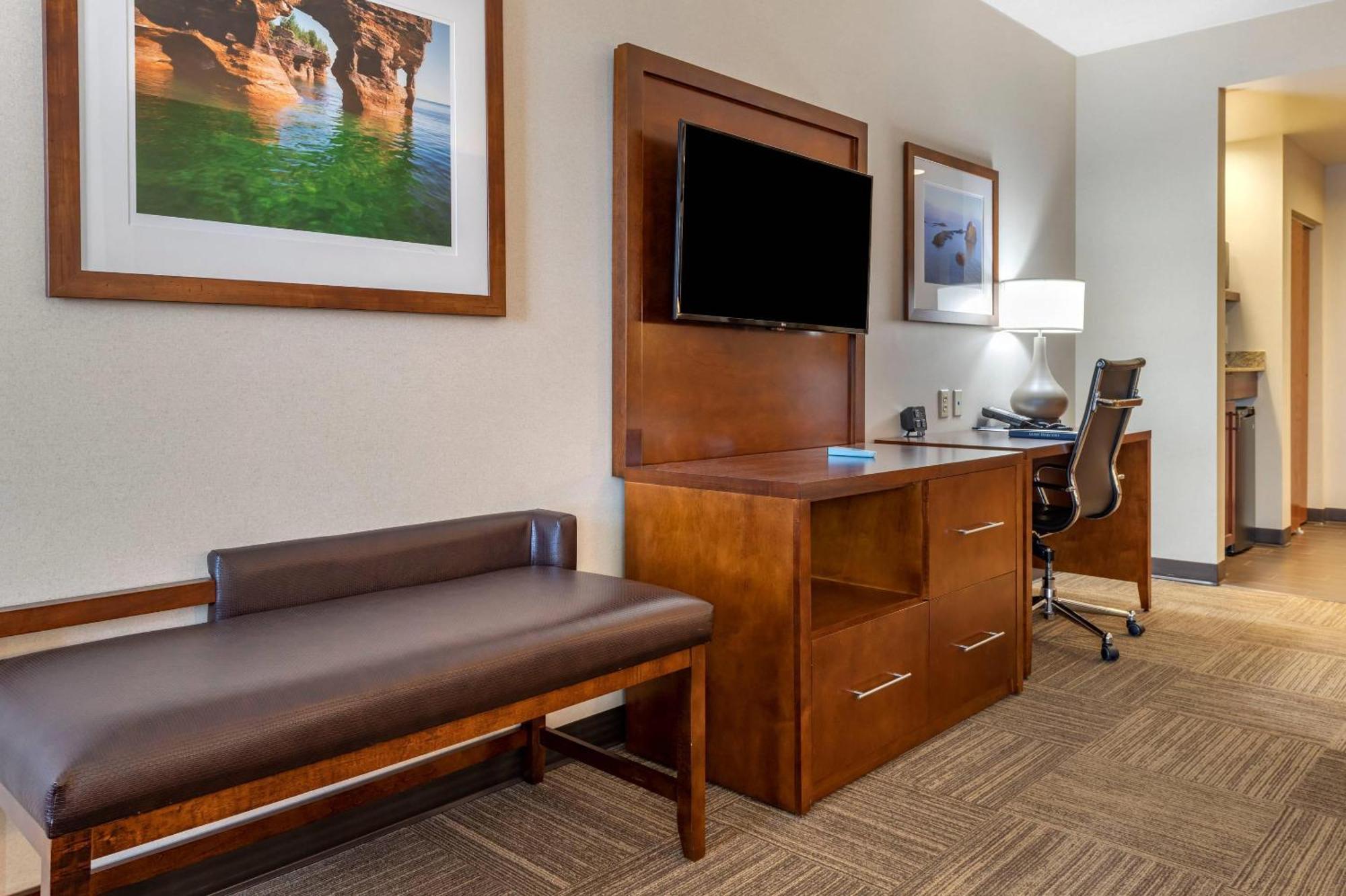 King Suite Sofa Bed Balcony Lake View,1742828878:JPEG