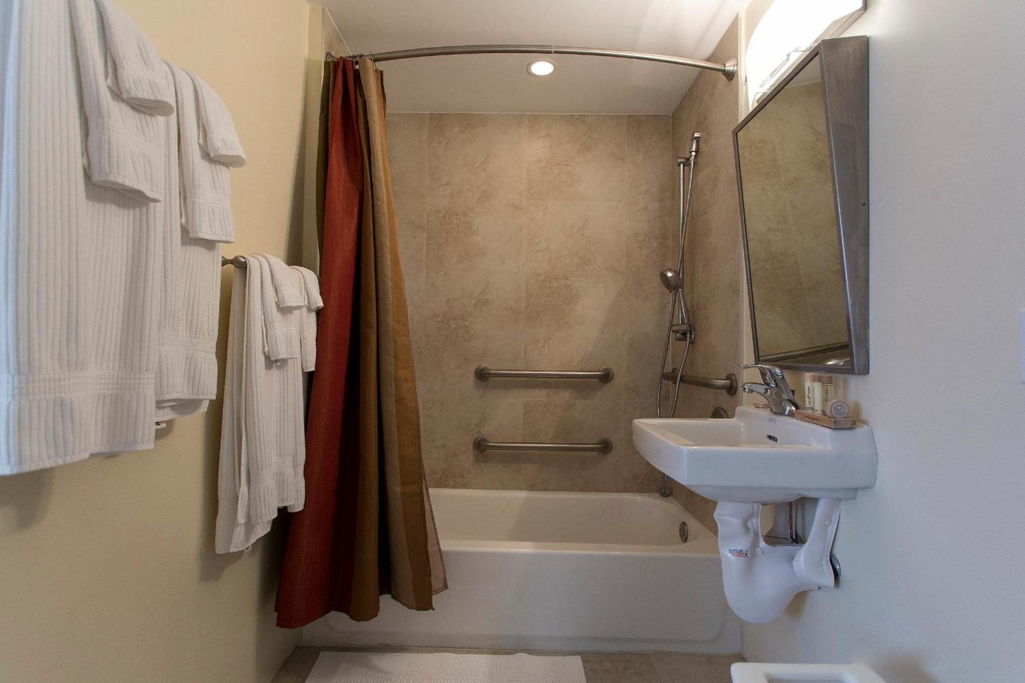 Queen Studio - Disability Access with Bathtub