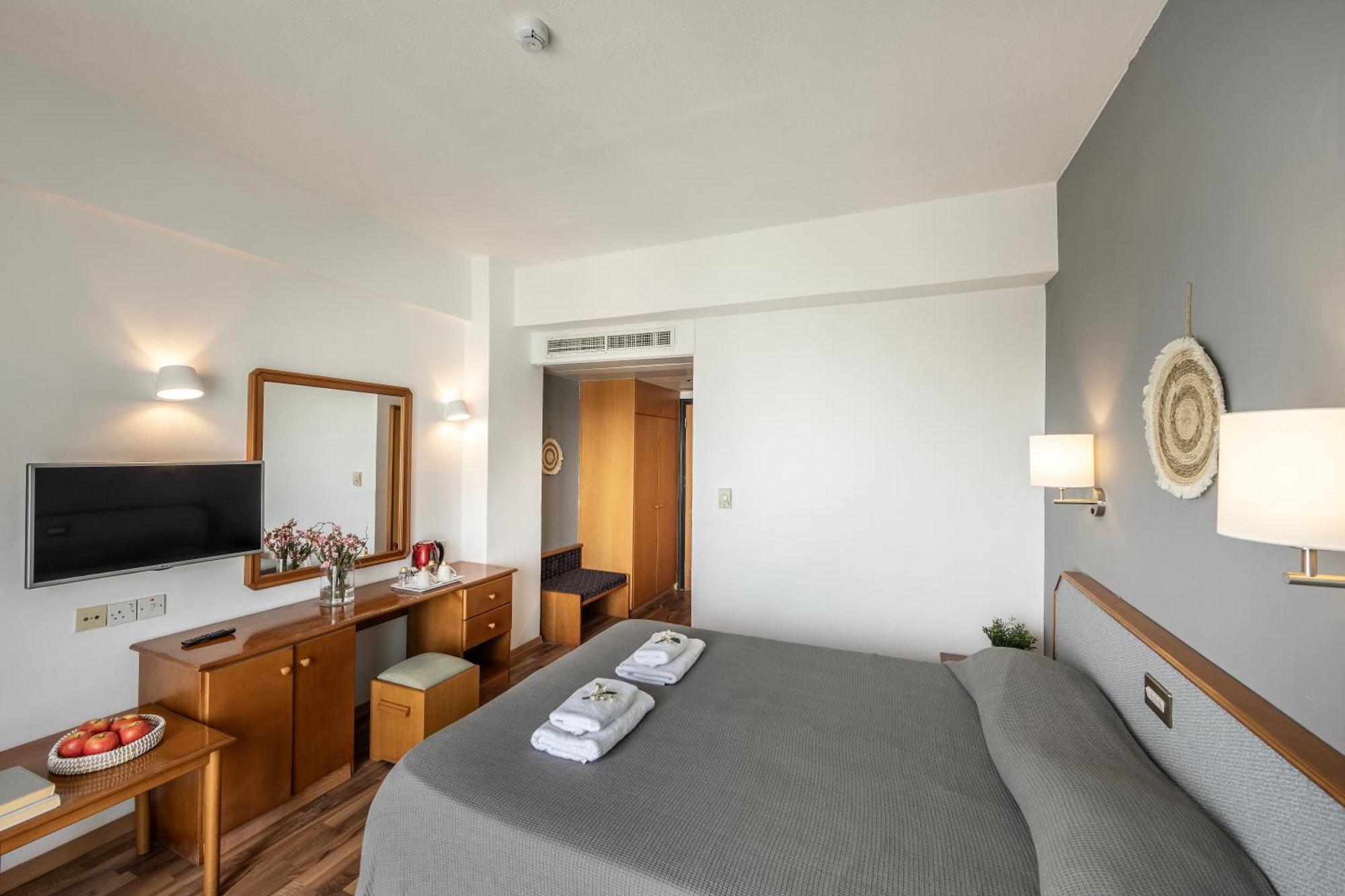 Double or Twin Room with Partial Sea View