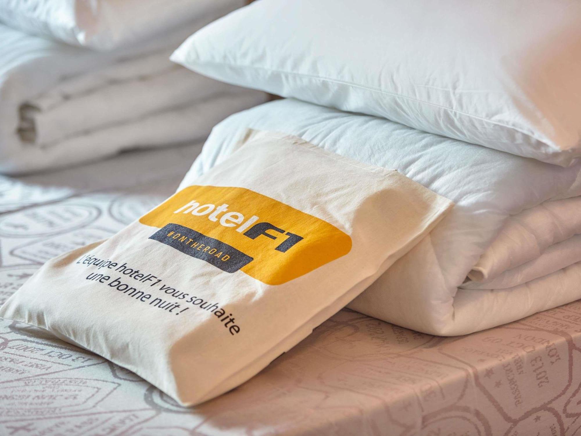Chambre Break avec 3 Lits Simples Superposés et Salle de Bains Commune