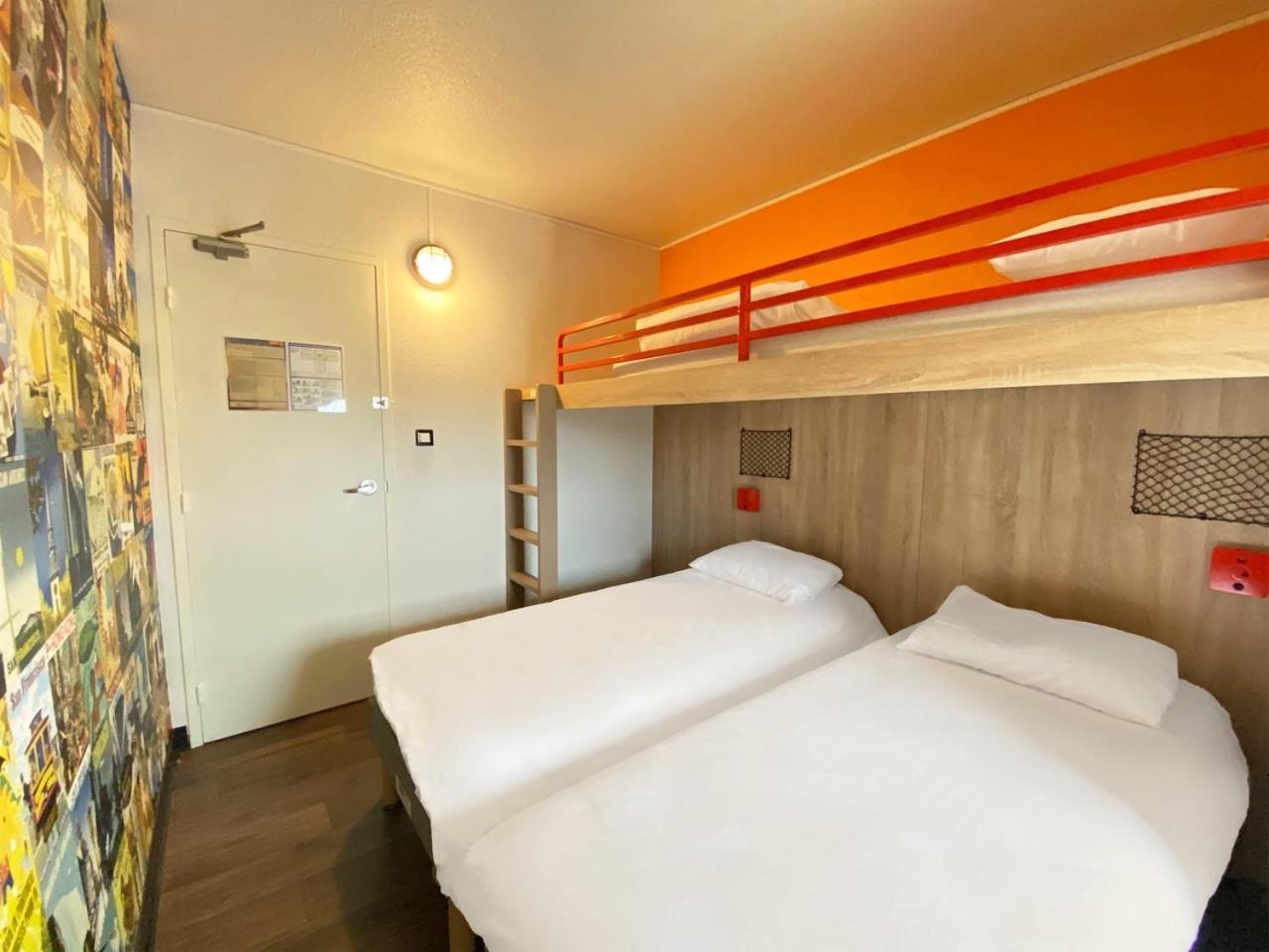 Chambre Break avec 3 Lits Simples Superposés et Salle de Bains Commune