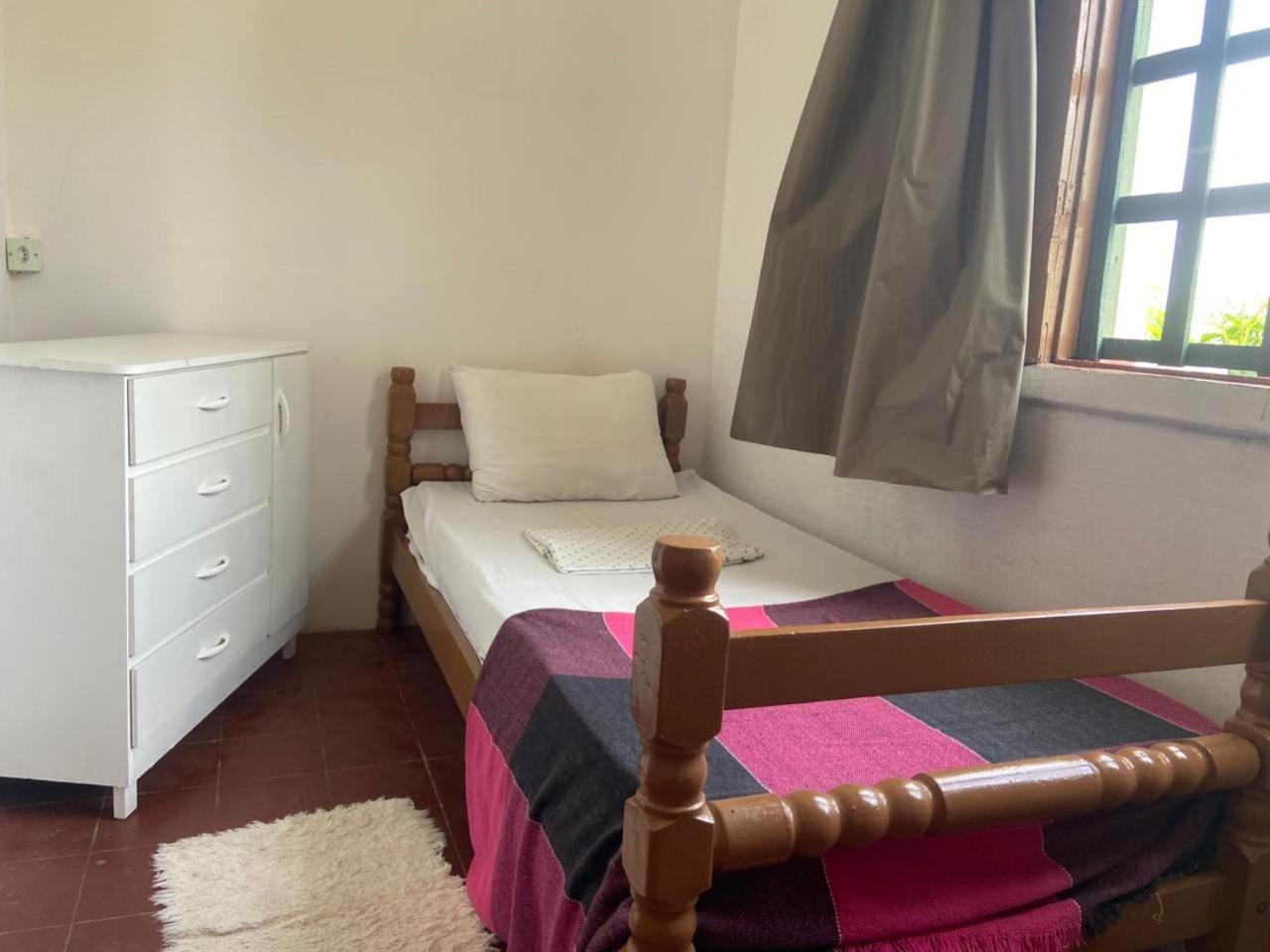 Quarto Econômico com 2 Camas de Solteiro