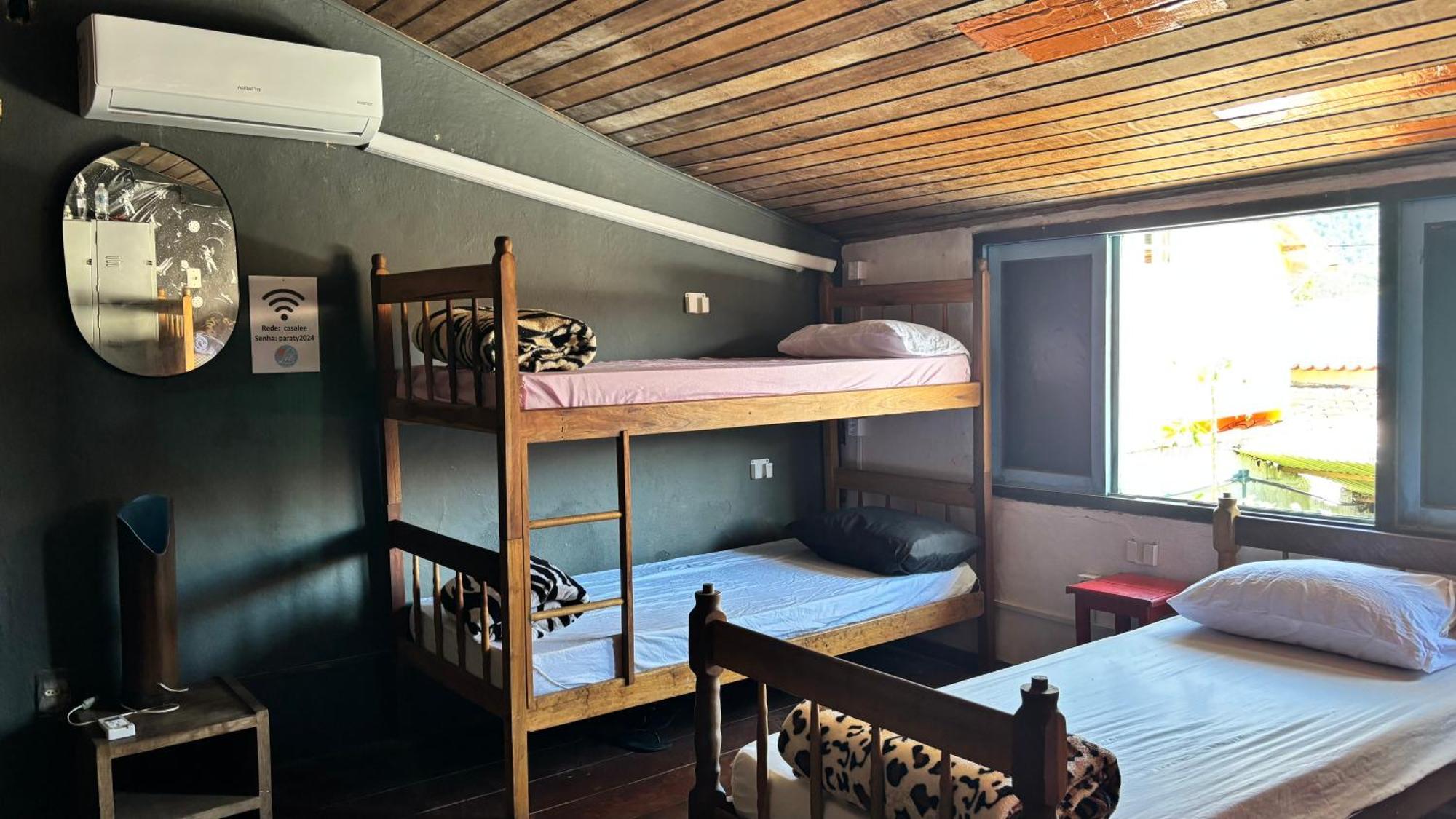 Cama de Solteiro em Dormitório com 10 Camas