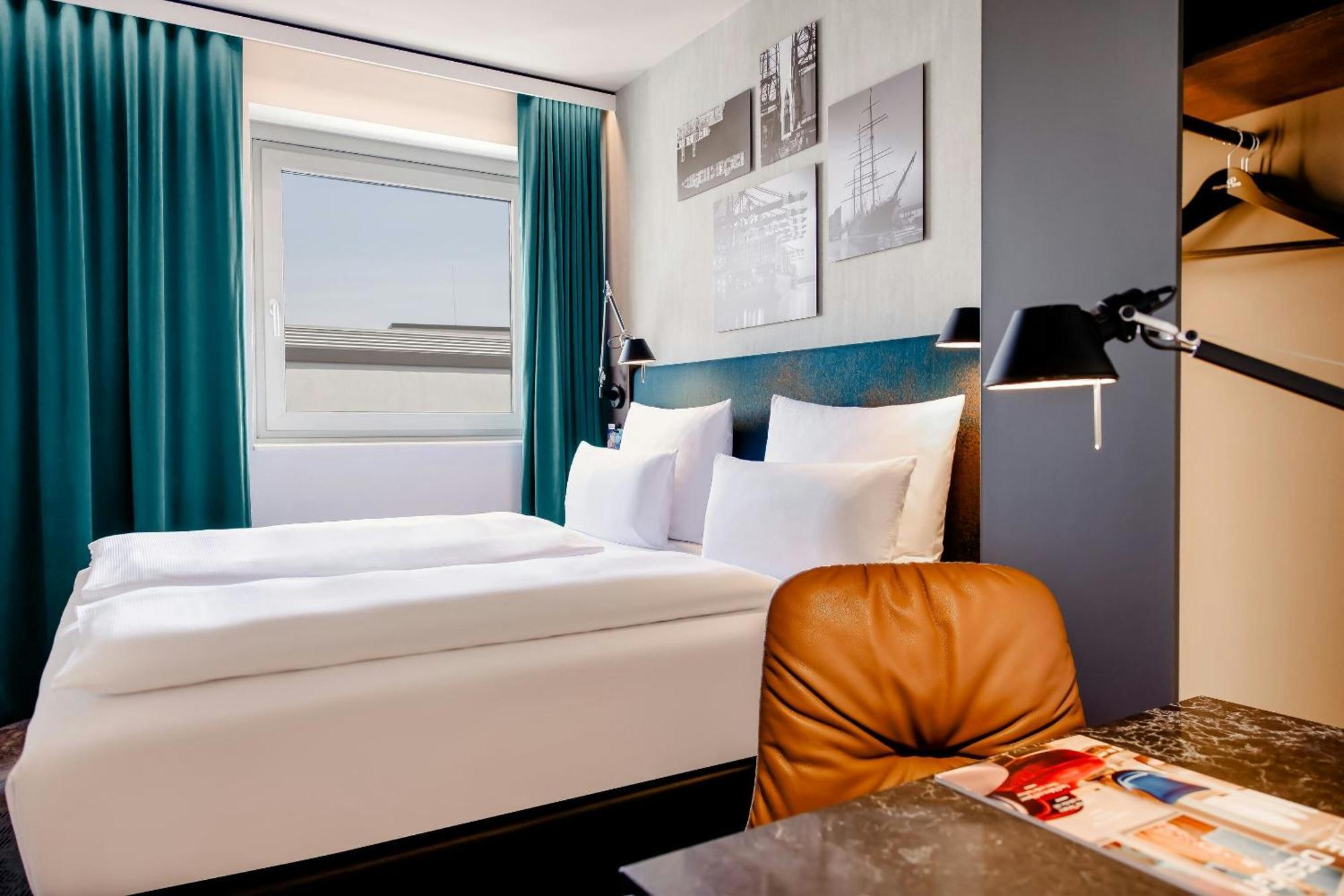 Room King Size bed