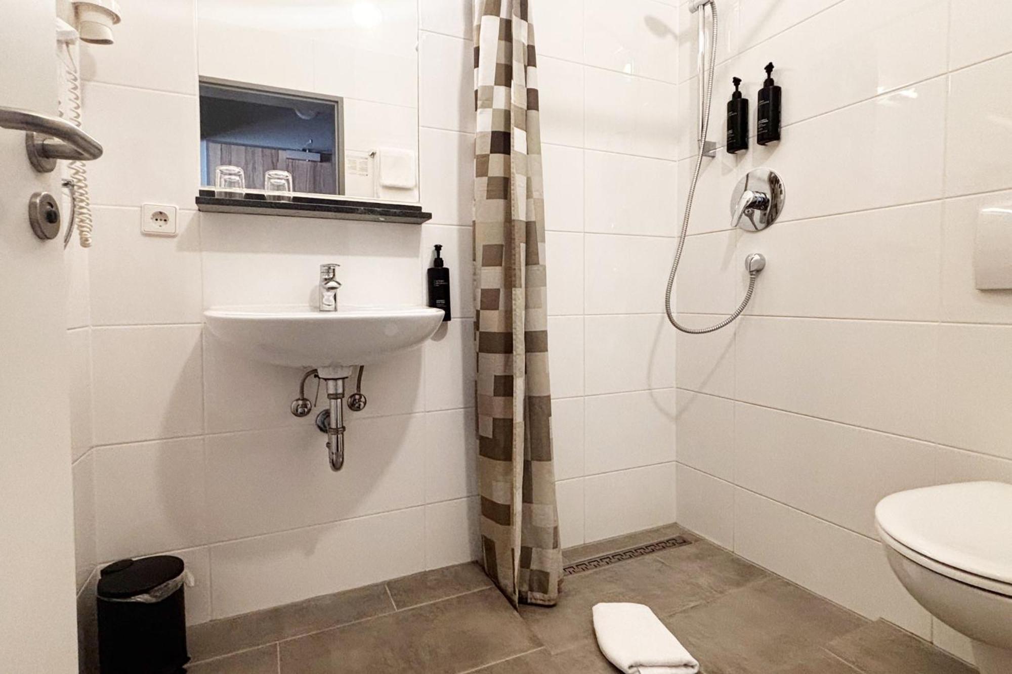 2 Single Standard 25sqm