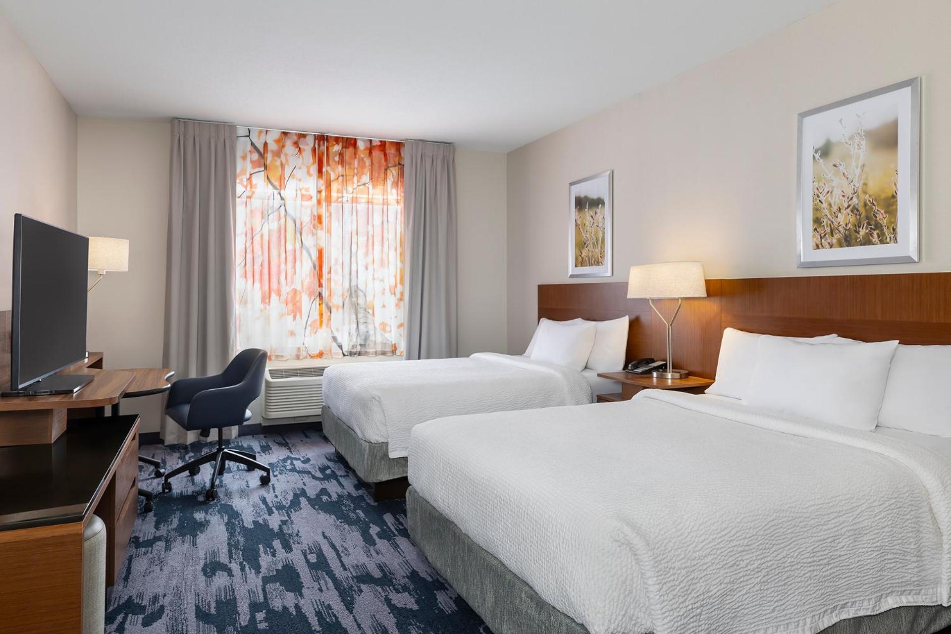 Queen Room with Two Queen Beds and Adapted Tub - Mobility Accessible