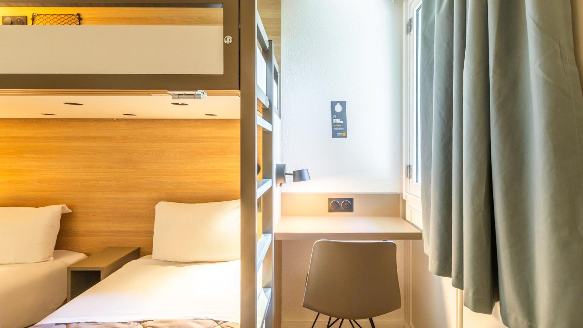 Chambre Standard avec 2 Lits Simples et 1 Lit Superposé