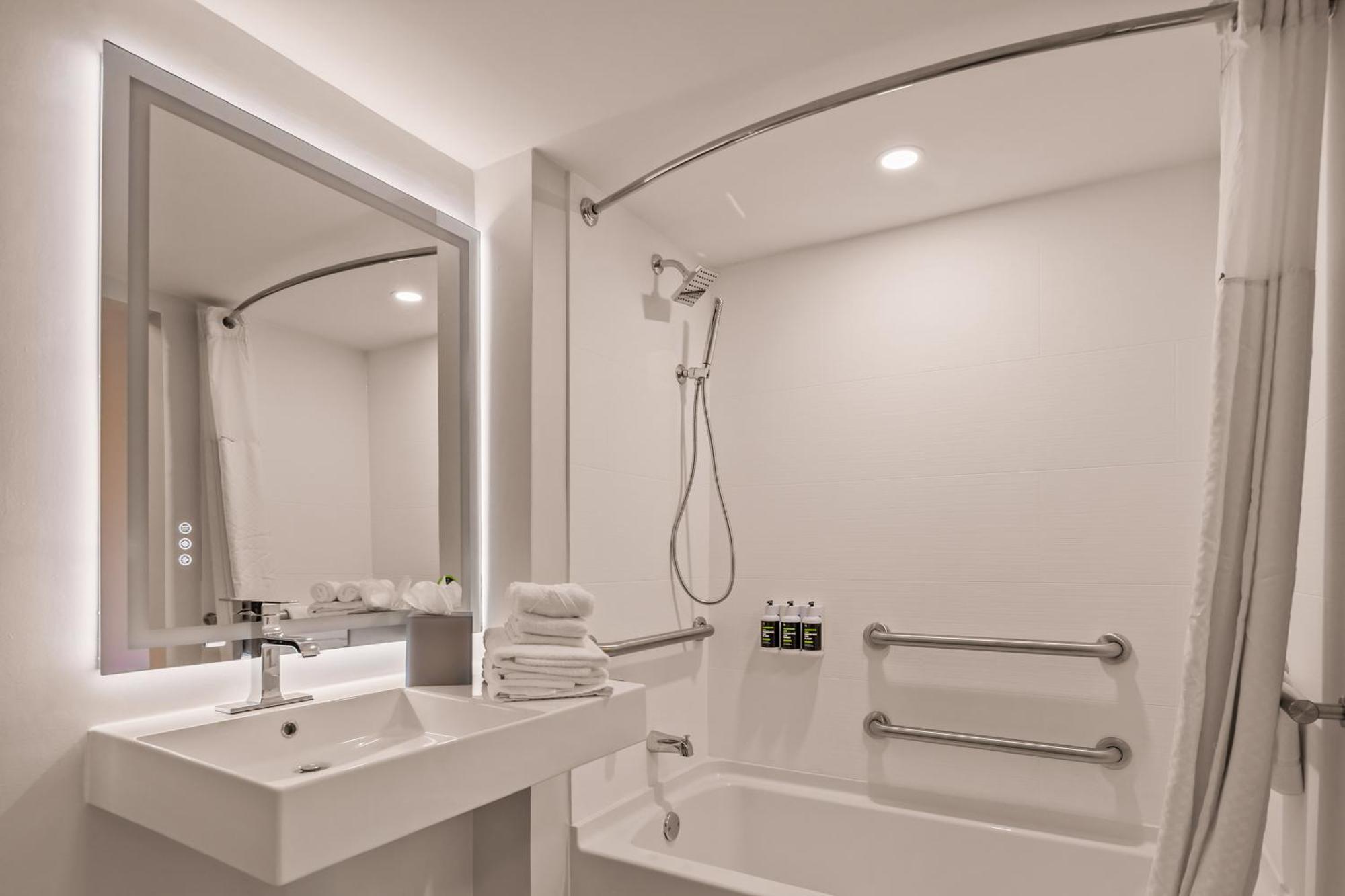 Two Twin Beds Mobility or Hearing Accessible Room Tub Grab Bars Non Smoking,1756407092:JPEG