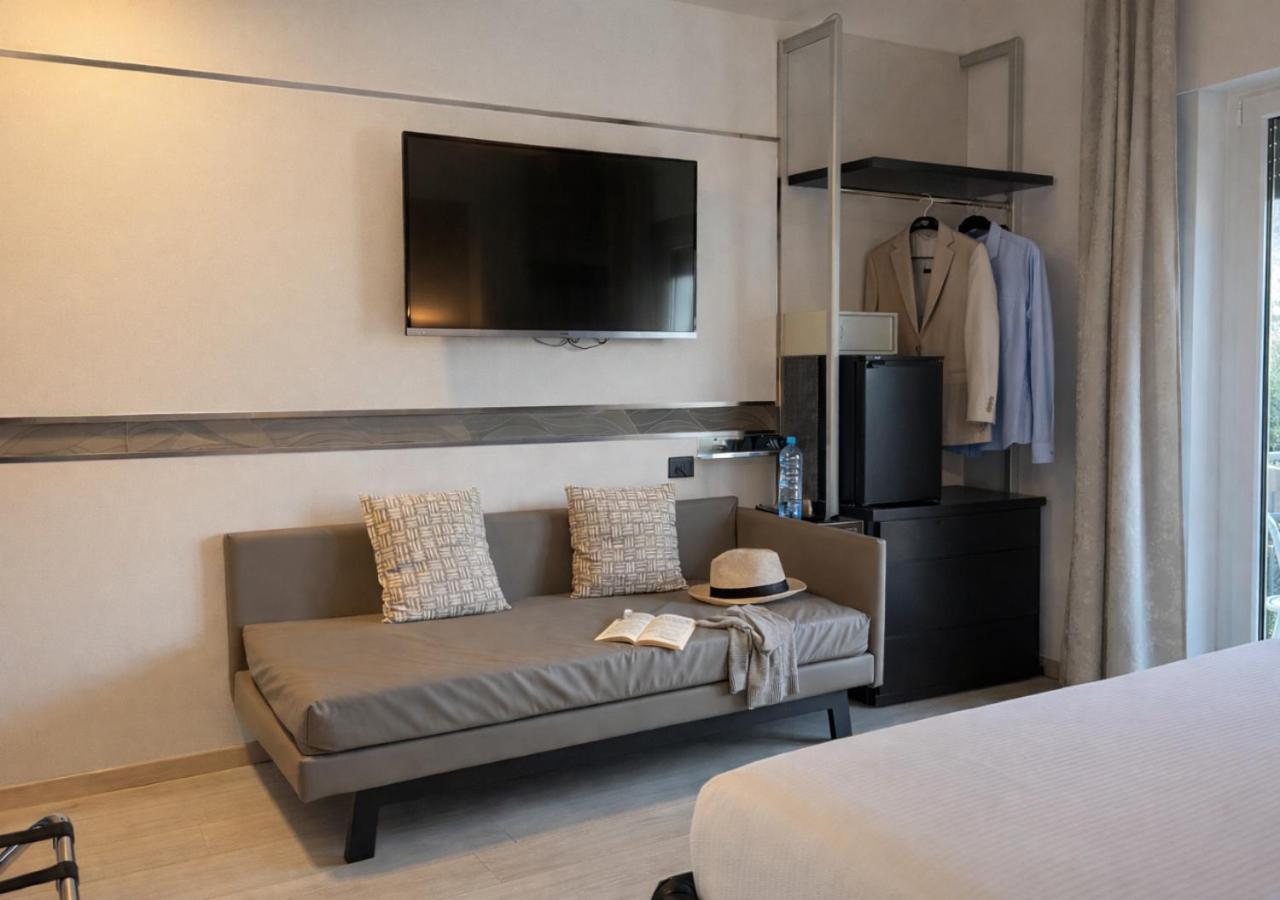 Deluxe Room with Lake View from Balcony