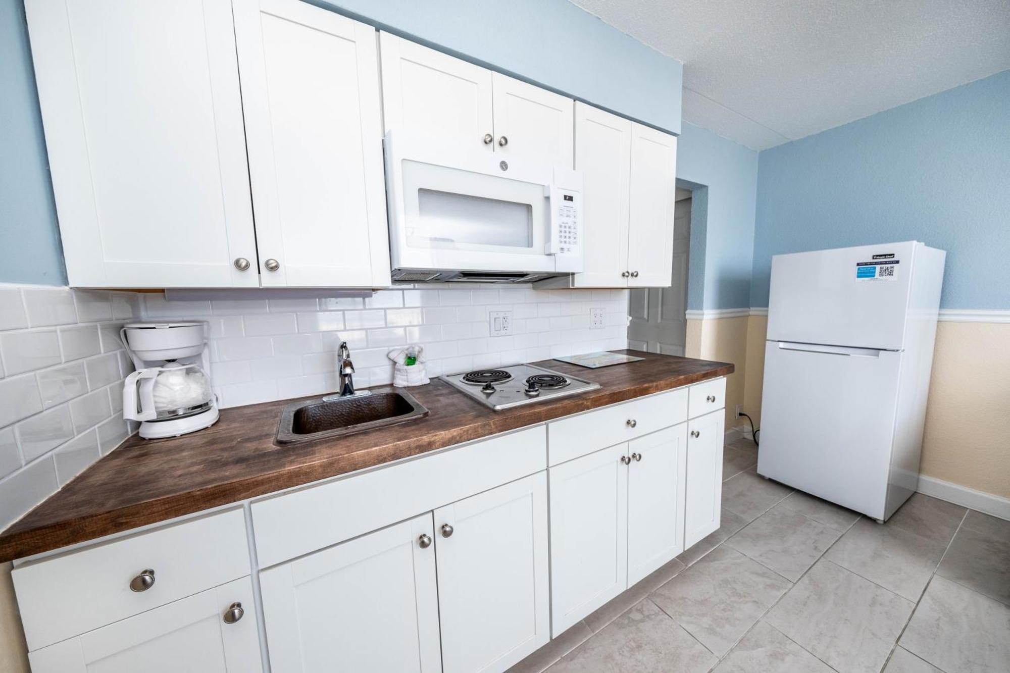 Direct Oceanfront - Two Room Efficiency with Private Balcony - 2 TV's