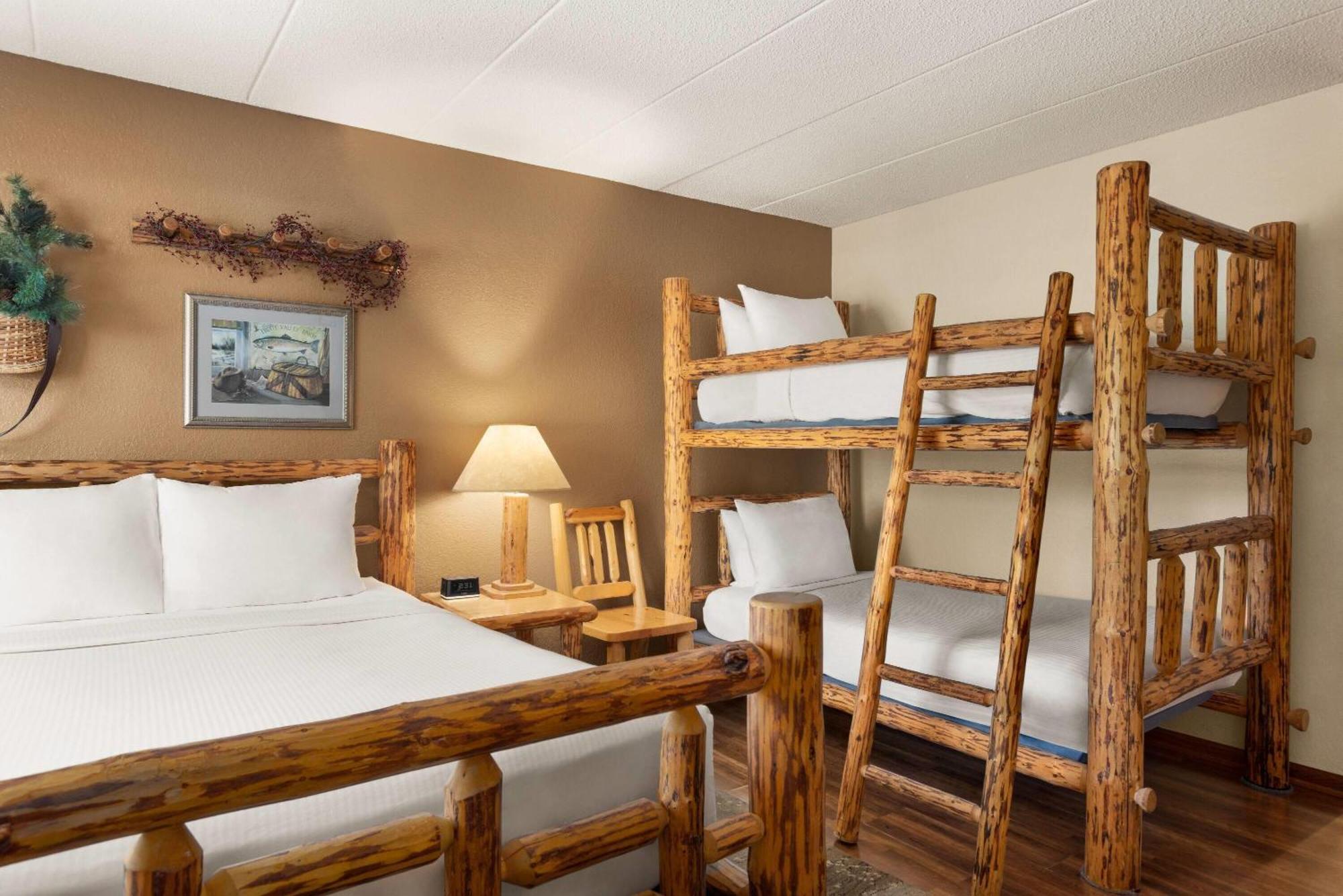 Suite with One Queen and Two Twin Beds - Non-Smoking